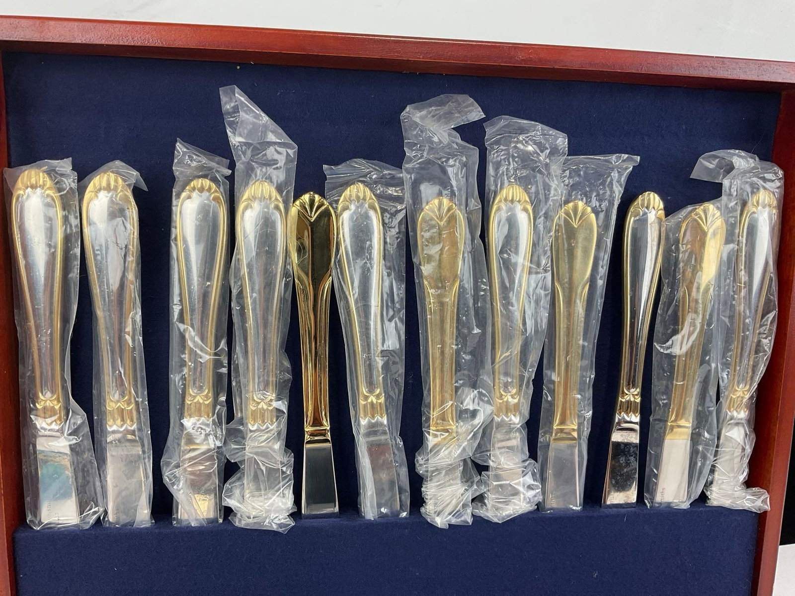 Hampton Silversmith Stainless Flatware Set, approx 70-80 pcs, in wooden case - 4