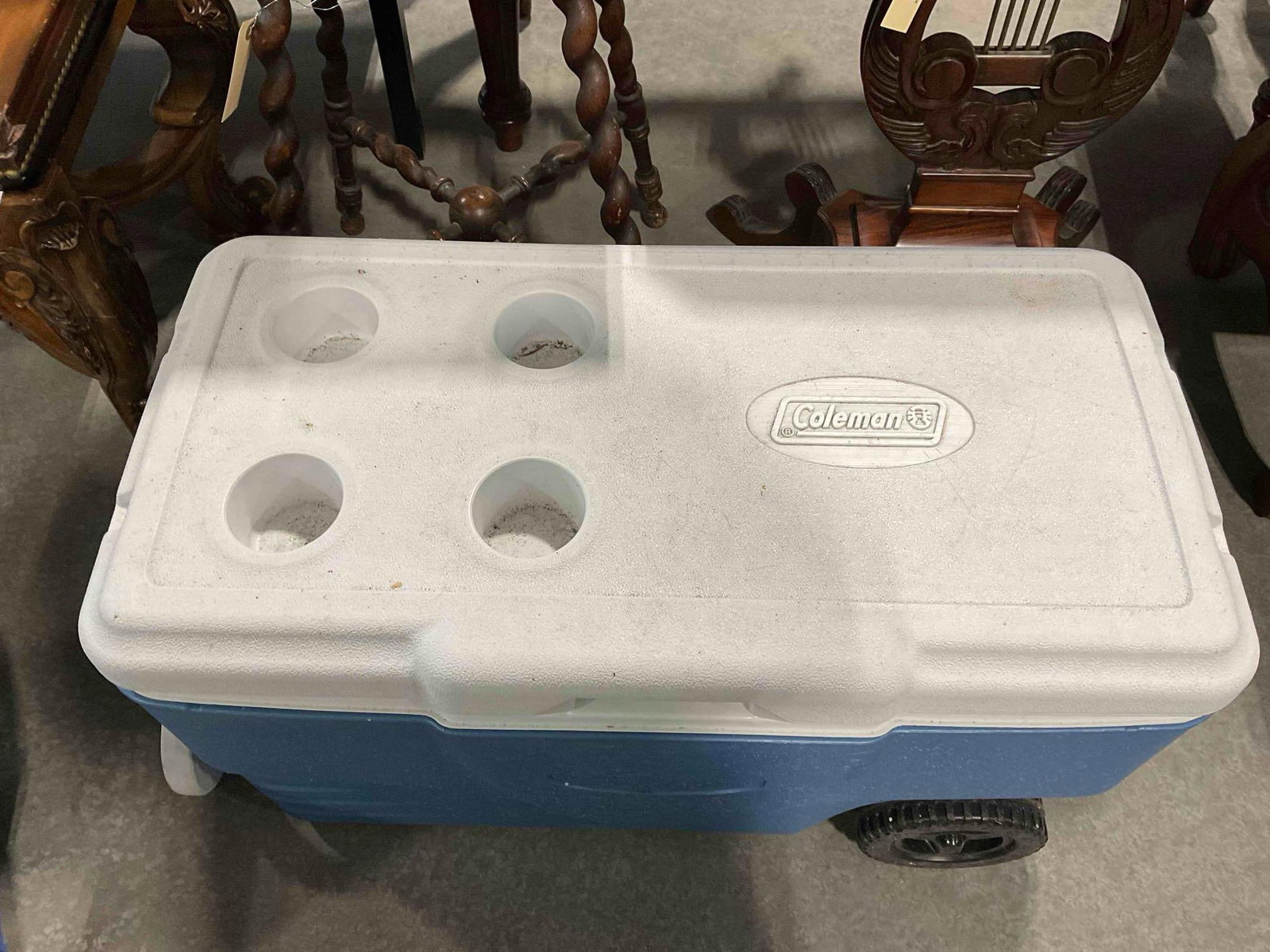 3 pcs Coleman Camping Gear, incl. 2x Plastic Coolers & 1x Meadowfalls 5 Person Tent. See pics. - 7