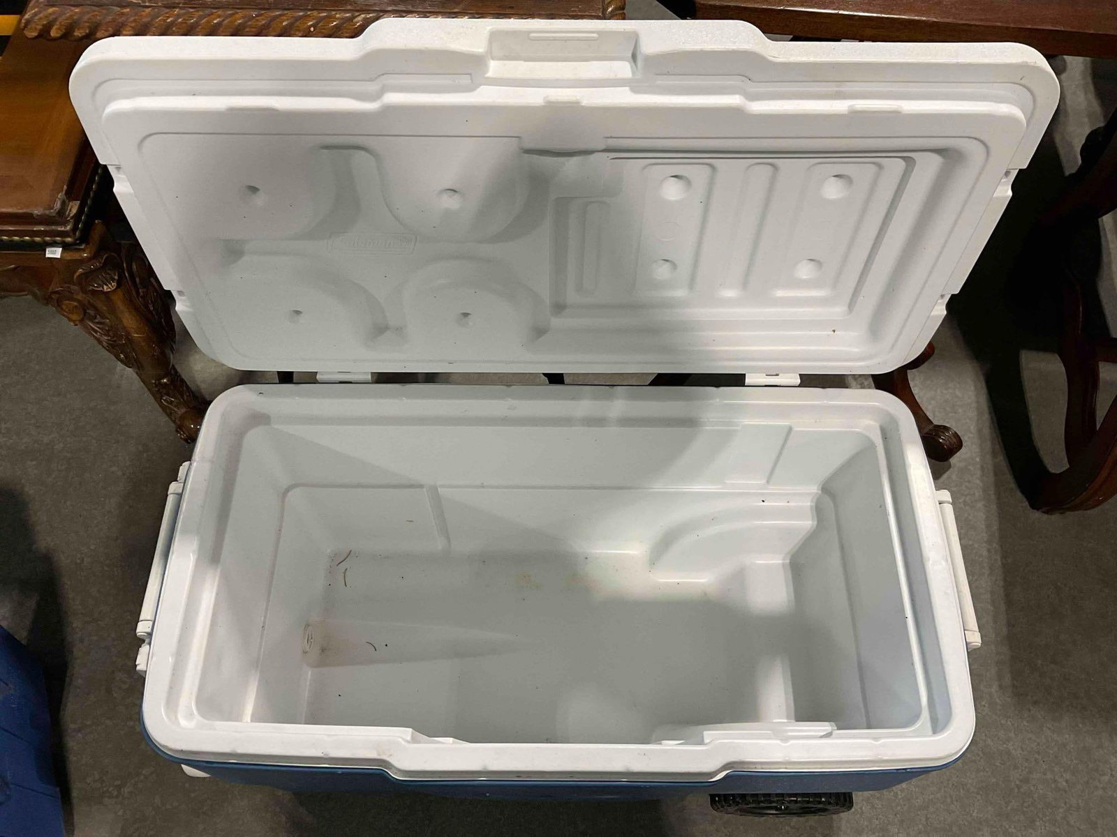 3 pcs Coleman Camping Gear, incl. 2x Plastic Coolers & 1x Meadowfalls 5 Person Tent. See pics. - 8