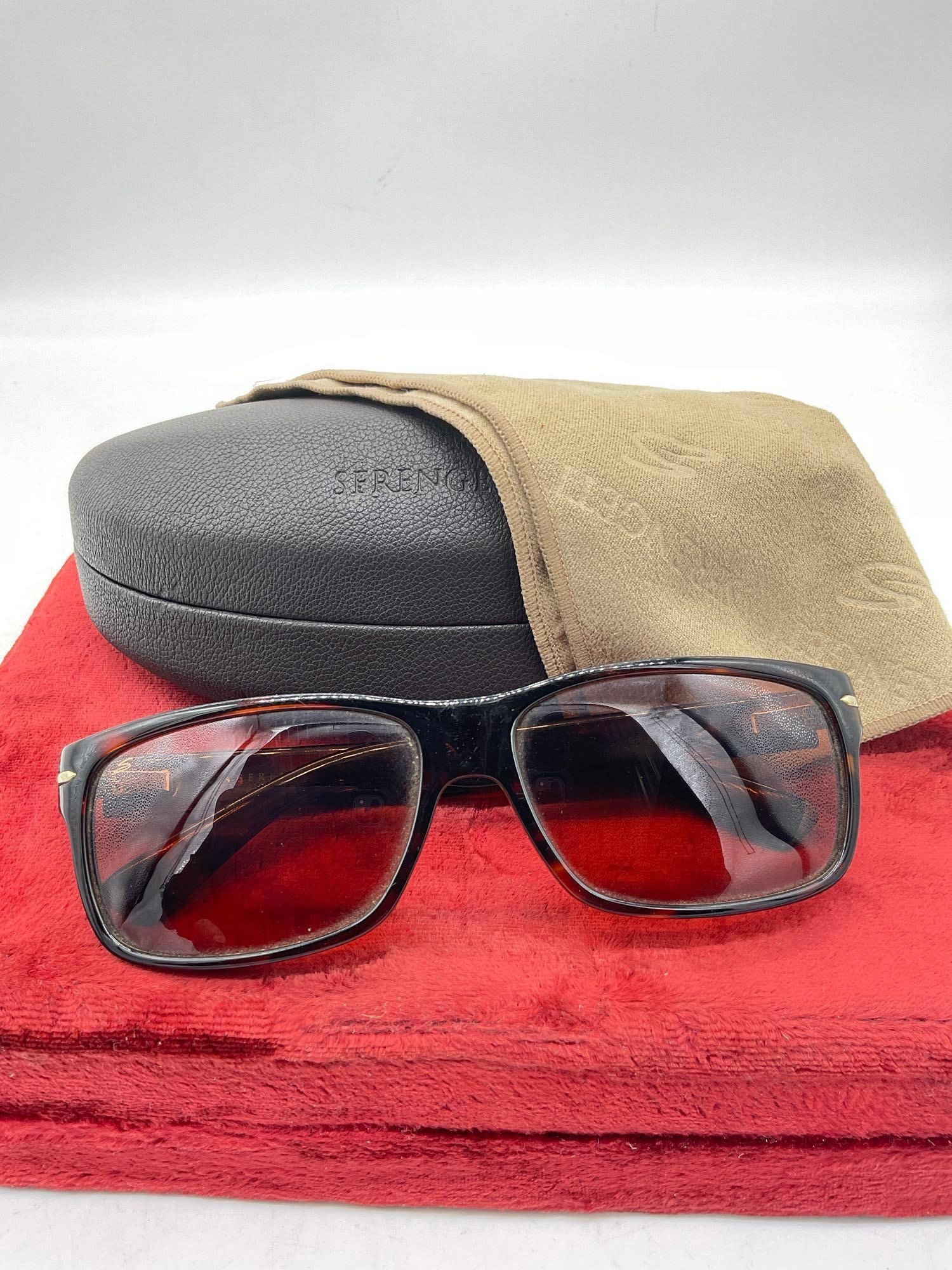 Vintage Pair of High end Men's Serengeti fontana 7408 Sunglasses in OG case Nice conditon: C-5910 The Serengeti Fontana 7408 sunglasses are classic unisex sunglasses featuring a lightweight, durable dark tortoise nylon frame designed for a medium fit. These sunglasses are equipped with