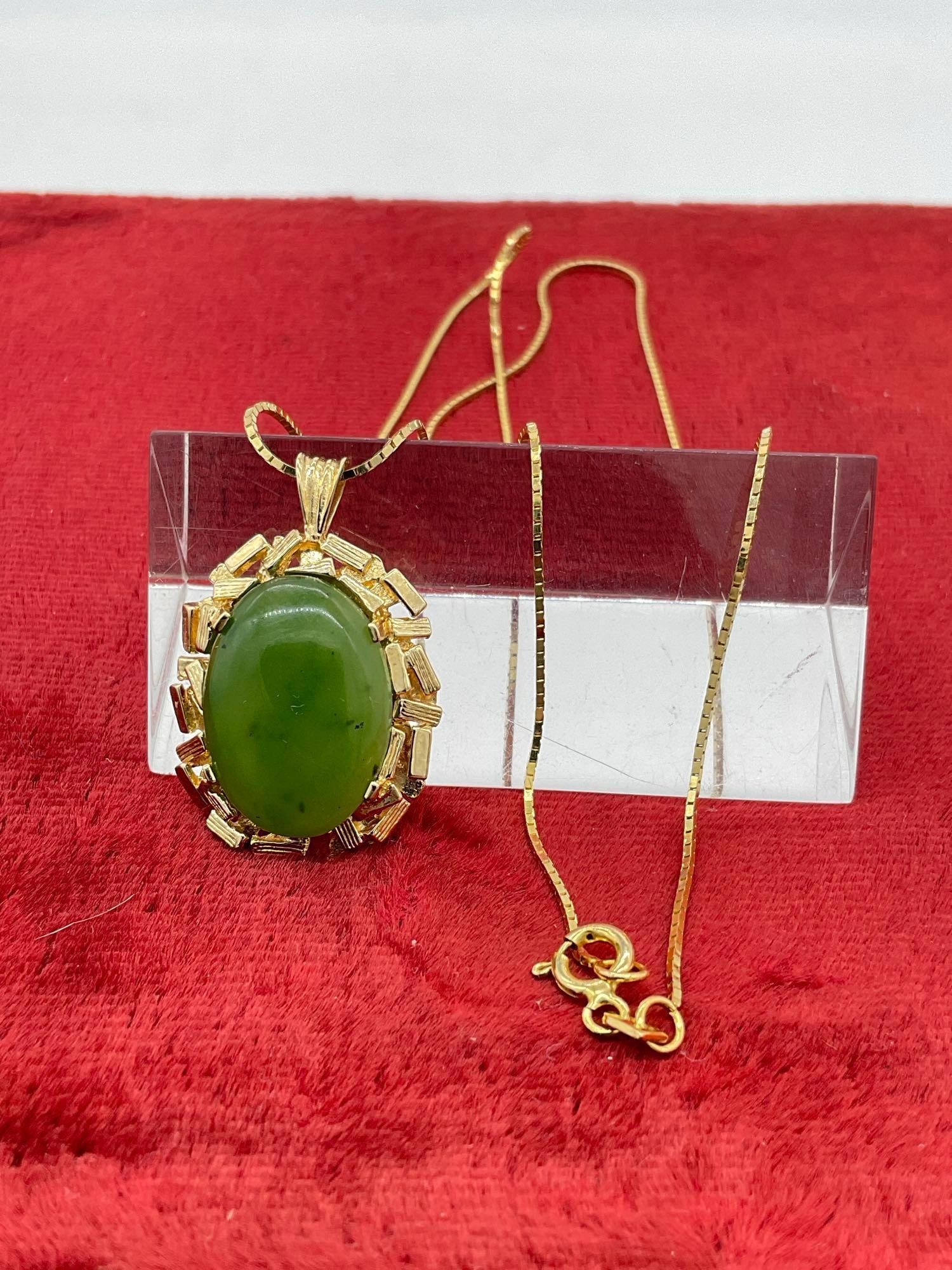 Stunning 14K gold women's 18" necklace & pendant w/ an Oval Jade setting: c-5830
