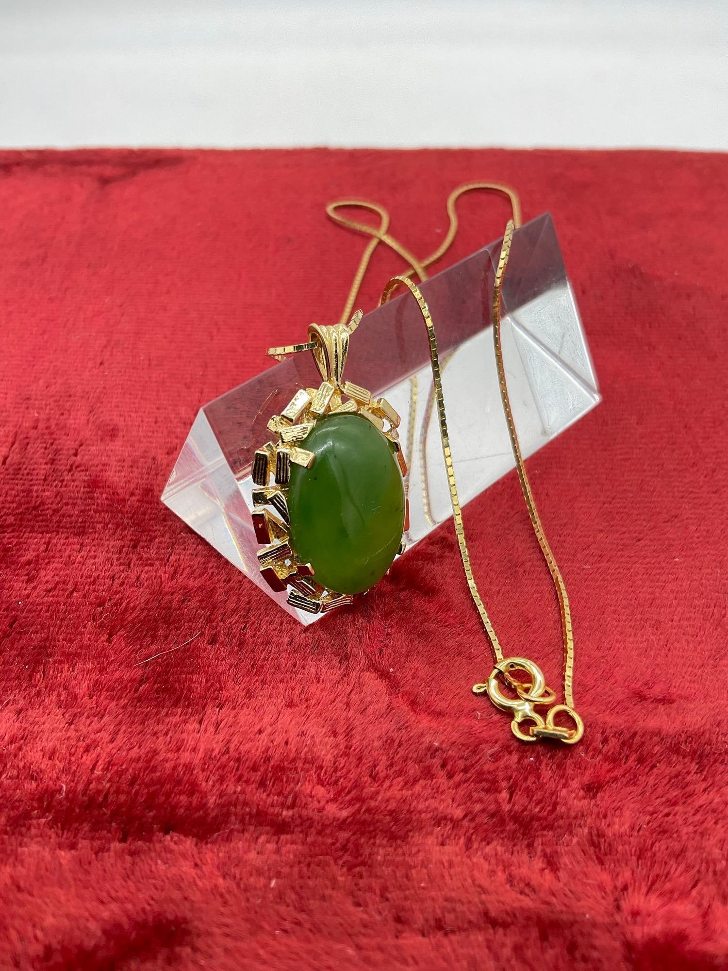 Stunning 14K gold women's 18" necklace & pendant w/ an Oval Jade setting - 2