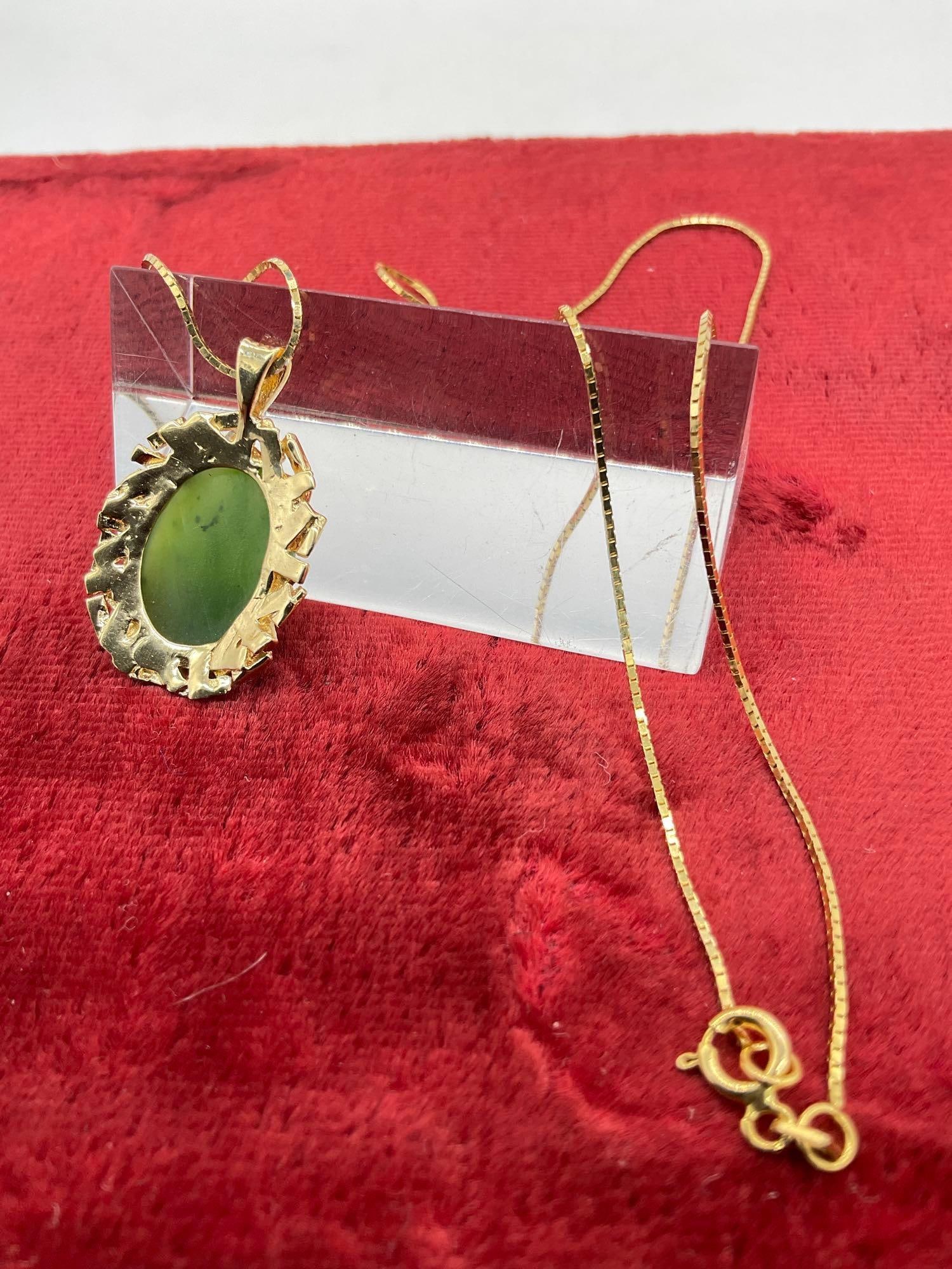 Stunning 14K gold women's 18" necklace & pendant w/ an Oval Jade setting - 3