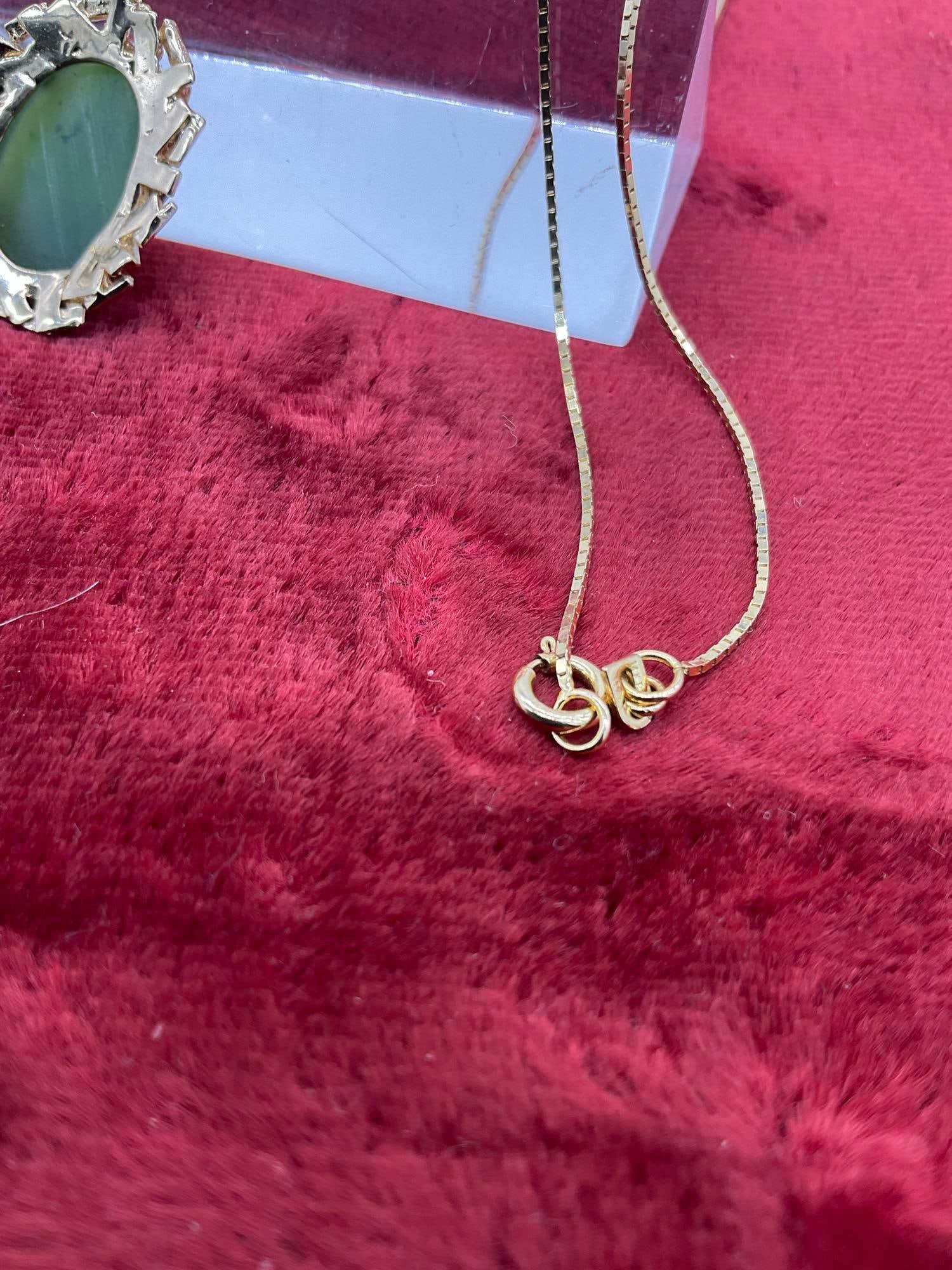 Stunning 14K gold women's 18" necklace & pendant w/ an Oval Jade setting - 4