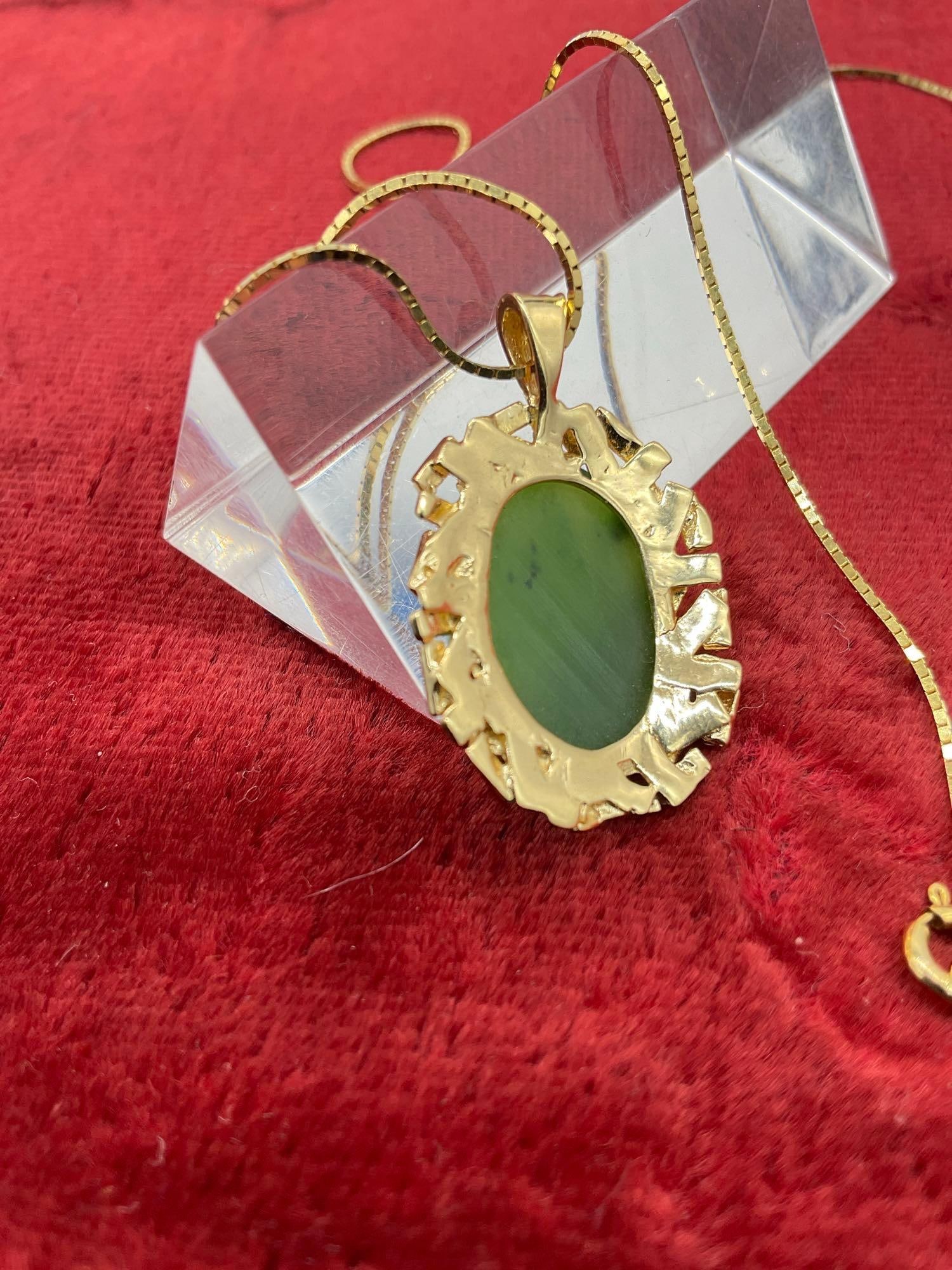 Stunning 14K gold women's 18" necklace & pendant w/ an Oval Jade setting - 5