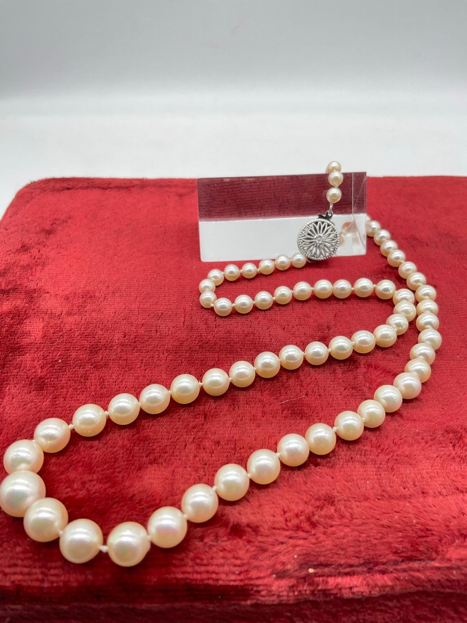 Vintage 18" graduated Double knotted Pearl Necklace w/ 14k white gold clasp, Possible Akoya Pearls - 2