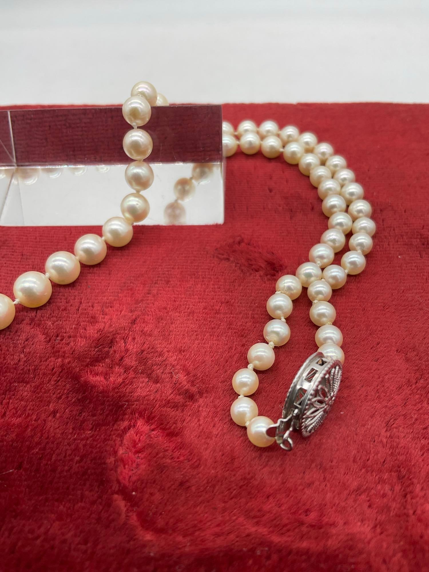 Vintage 18" graduated Double knotted Pearl Necklace w/ 14k white gold clasp, Possible Akoya Pearls - 4