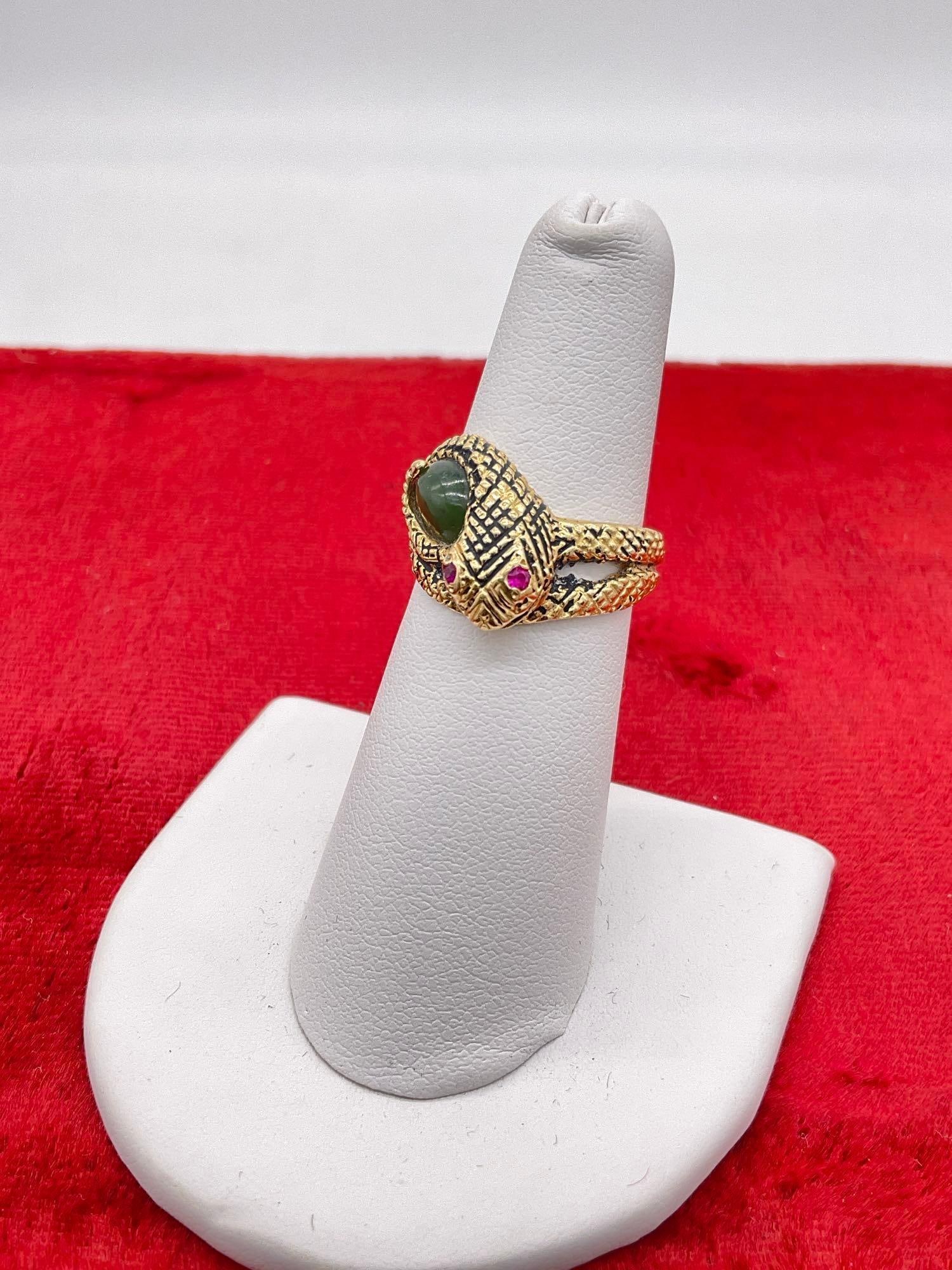 14K gold Womens ring featuring a cobra Snake design w/ oval Jade center stone and Ruby eyes sz 6: C-5830 5.68 grams 