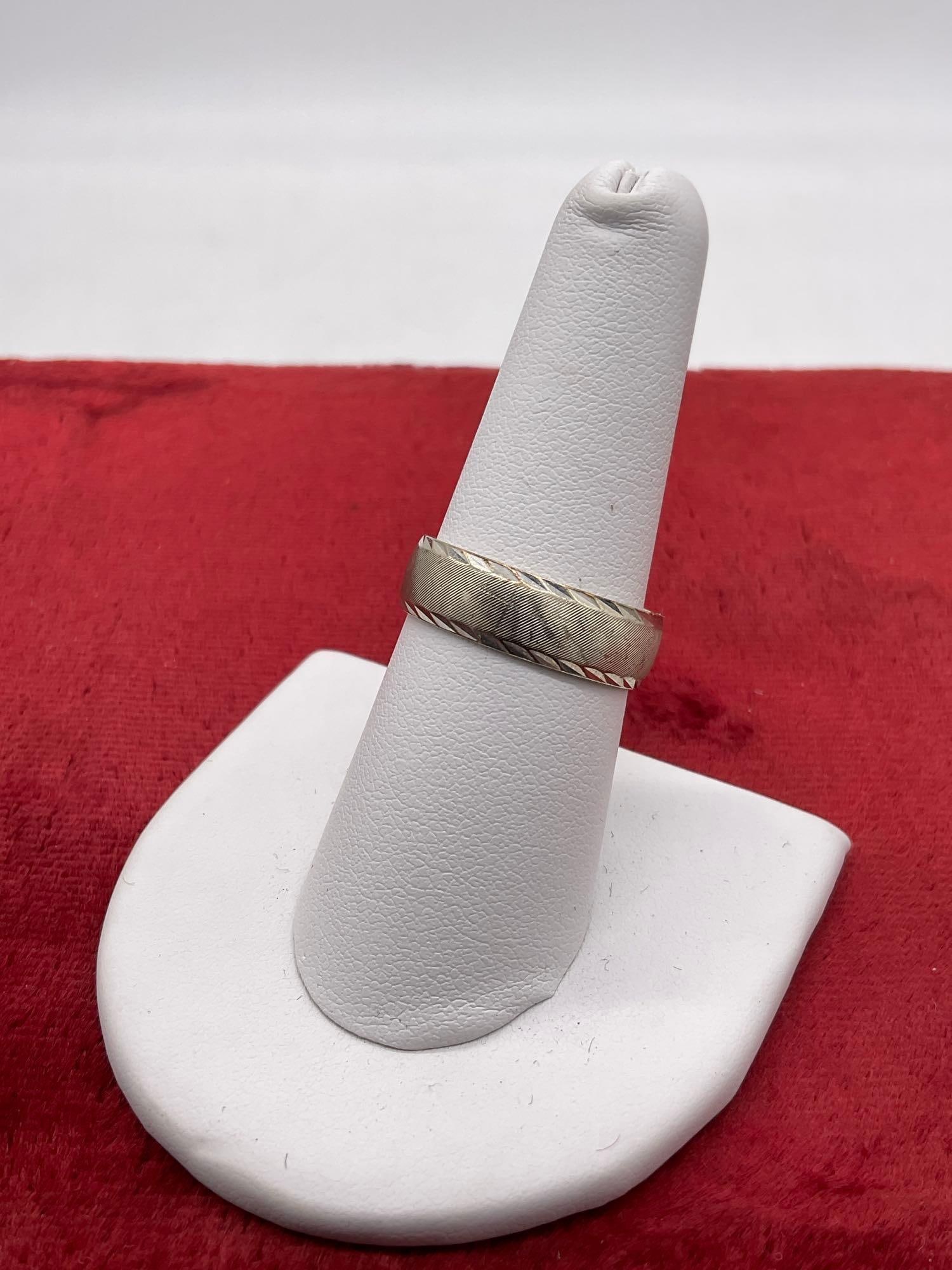 14K white gold Mens/ womens ring Sz 8 / 5.47 grams: C-5830