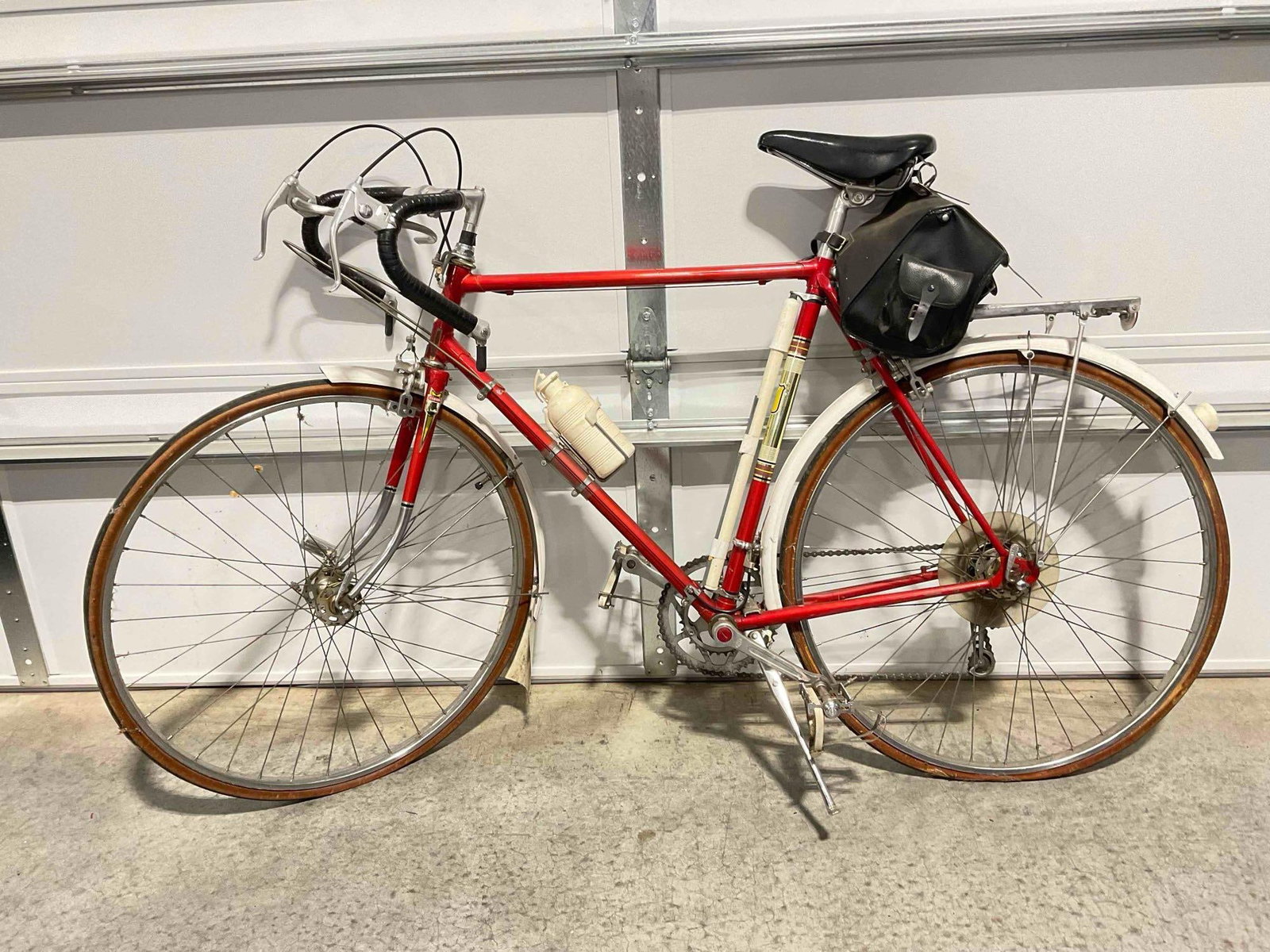 Vintage Schwinn Single Speed Tiger Super Model Deluxe Red Bicycle w/ 27" Wheels. See pics.: Vintage Schwinn Single Speed Tiger Super Model Deluxe Red Bicycle w/ 27" Wheels. Includes a few accessories, such as a water bottle and leather pouch. Has wear indicative of age and use, tires are fla