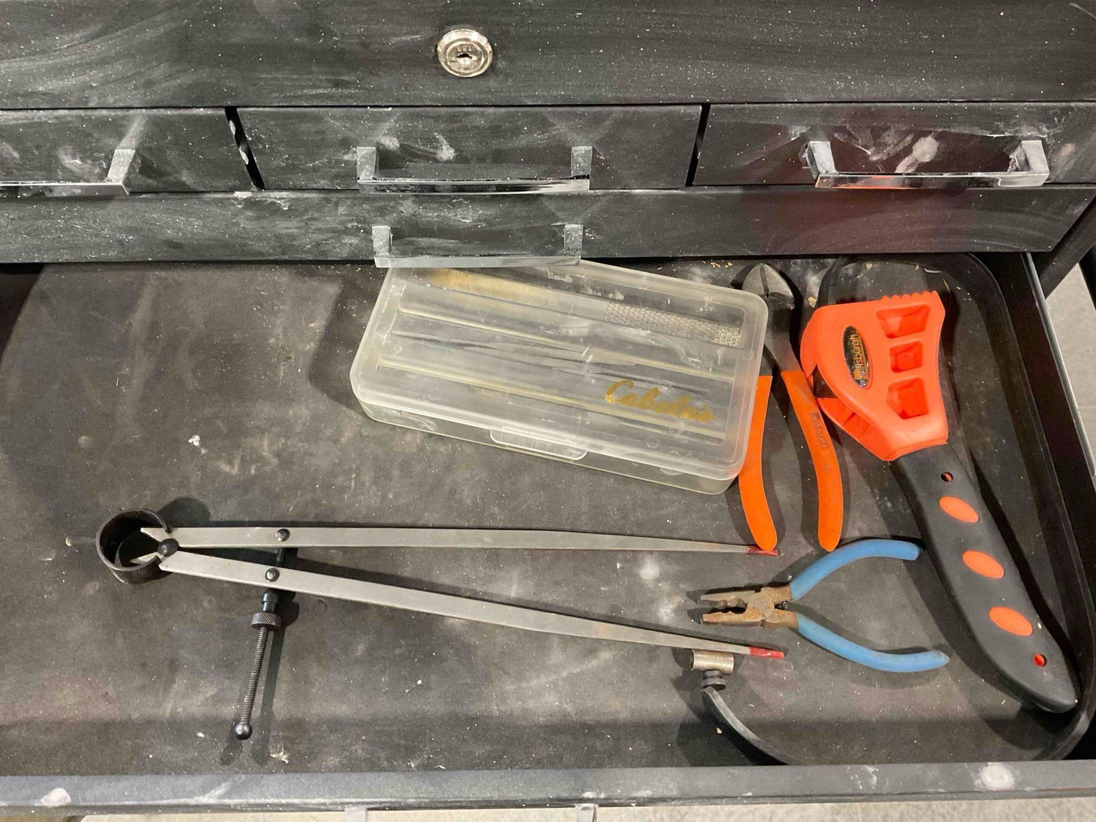 Storehouse Black Metal Rolling Tool Chest w/ 11 Drawers & Uncounted Tool Assortment. See pics. - 5