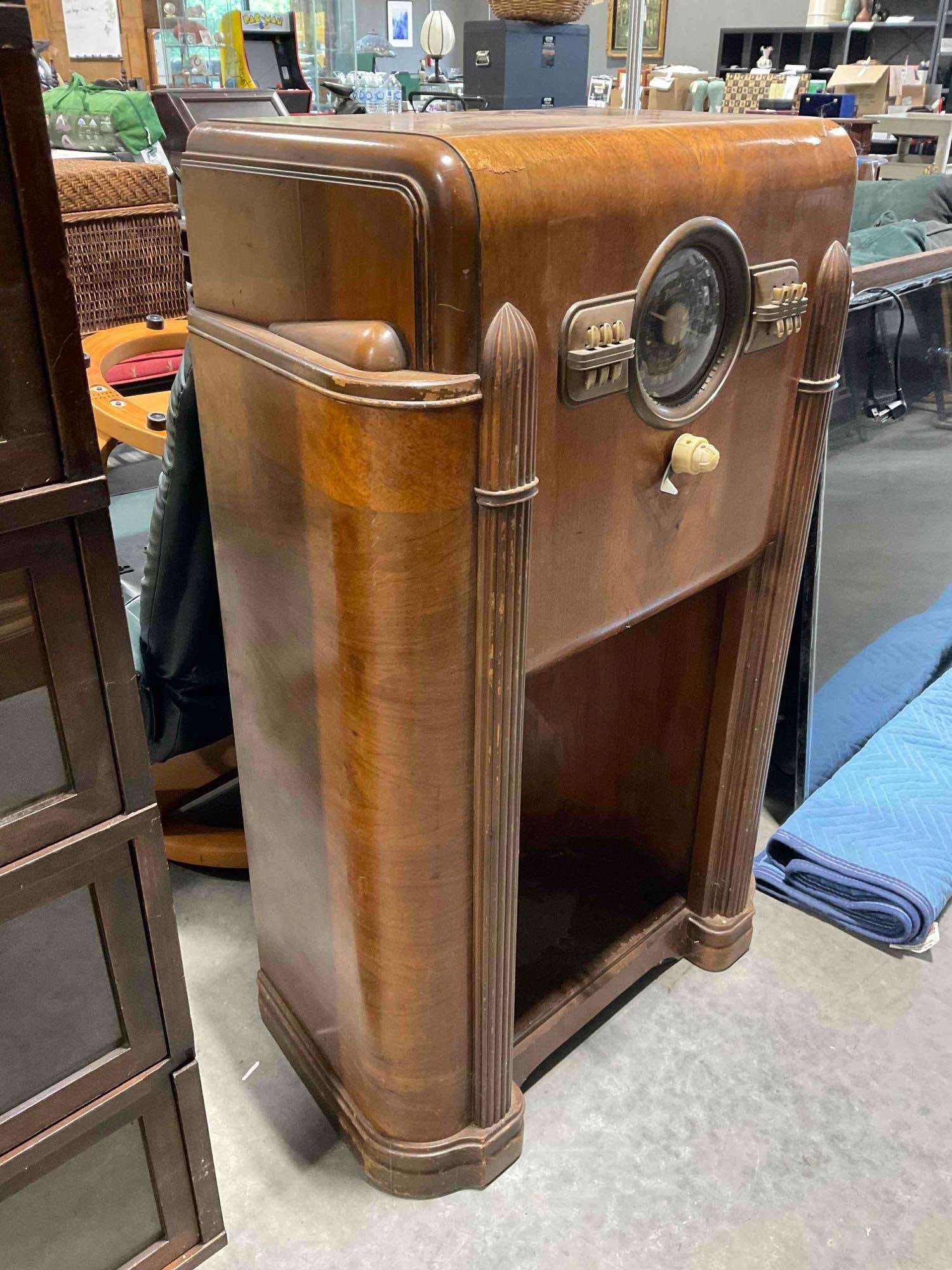 Vintage Zenith Condole Radio Model 10S470 in Art Deco Style Cabinet. Tested, No Response. - 2