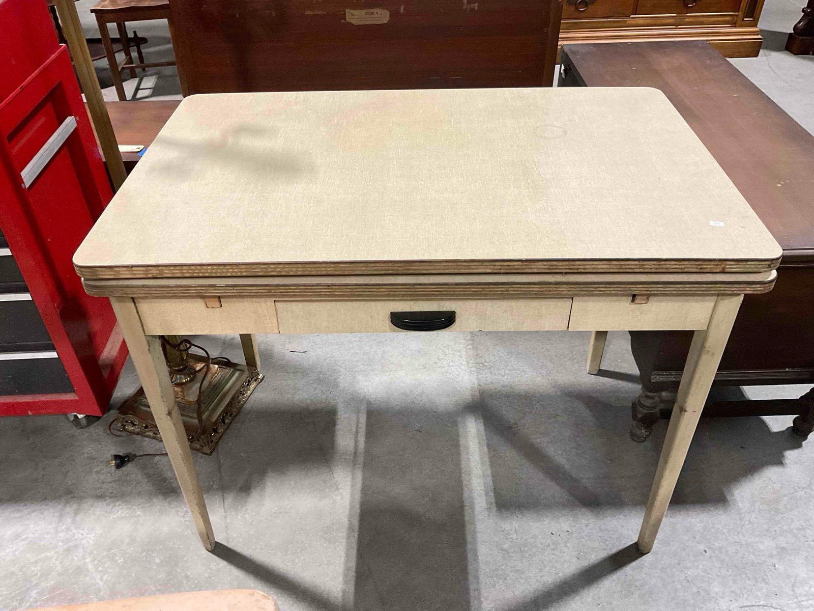 Vintage Beige Expandable Drop Leaf Kitchen Table w/ Laminate? Top. Fair Condition. See pics.: Vintage Beige Expandable Drop Leaf Kitchen Table w/ Laminate? Top. Fair Condition. Leaves are rusted and very stiff, very squeaky. Piece has wear indicative of age, use, and being near water,