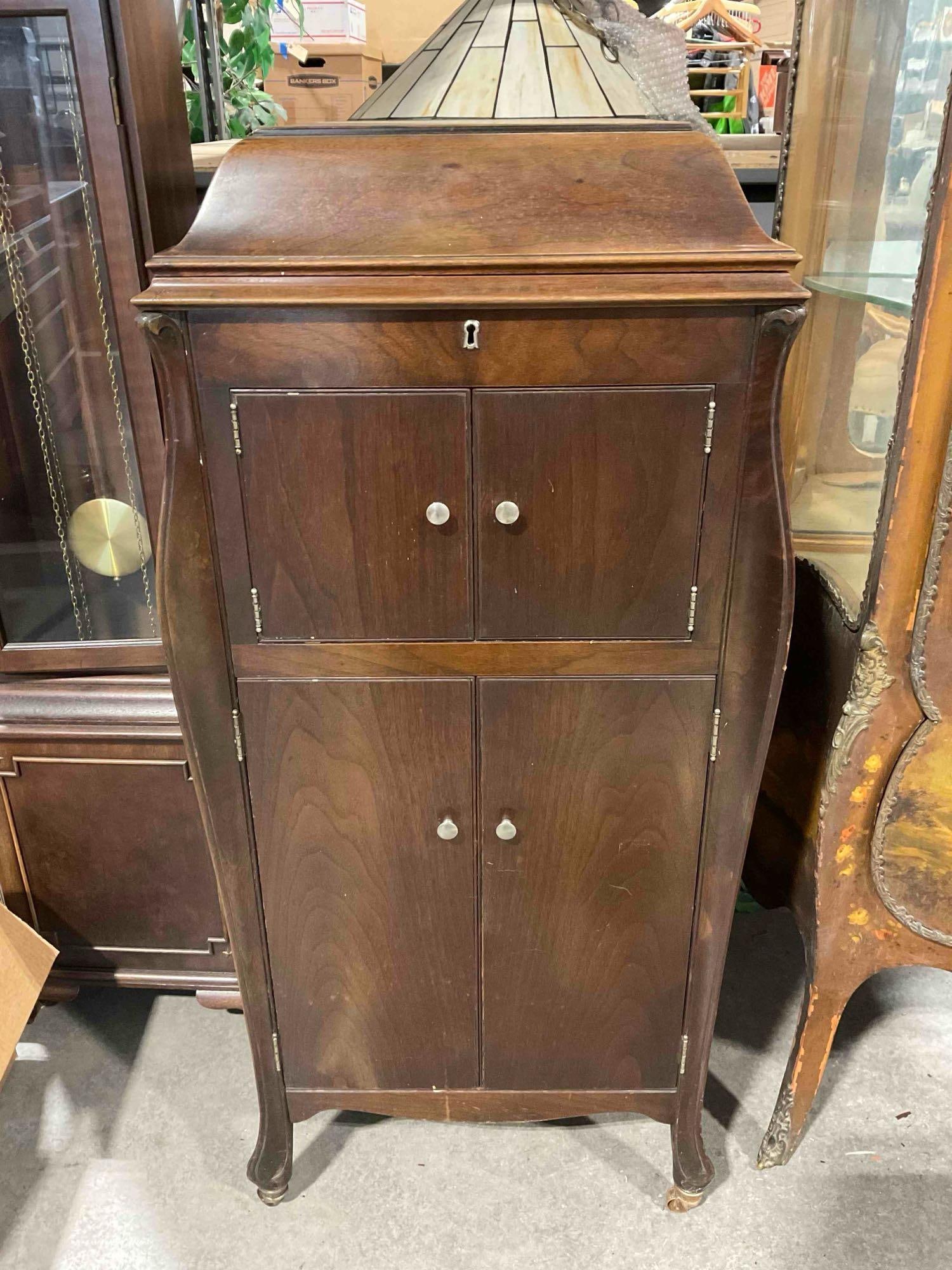 Antique Victrola Talking Machine Model VV-XI w/ Crank & Key. Good Condition. See pics.: Antique Victrola Talking Machine Model VV-XI w/ Crank & Key. Good Condition. Looks to be in a mahogany cabinet. Piece has minor wear indicative of age and use, condition otherwise looks to be