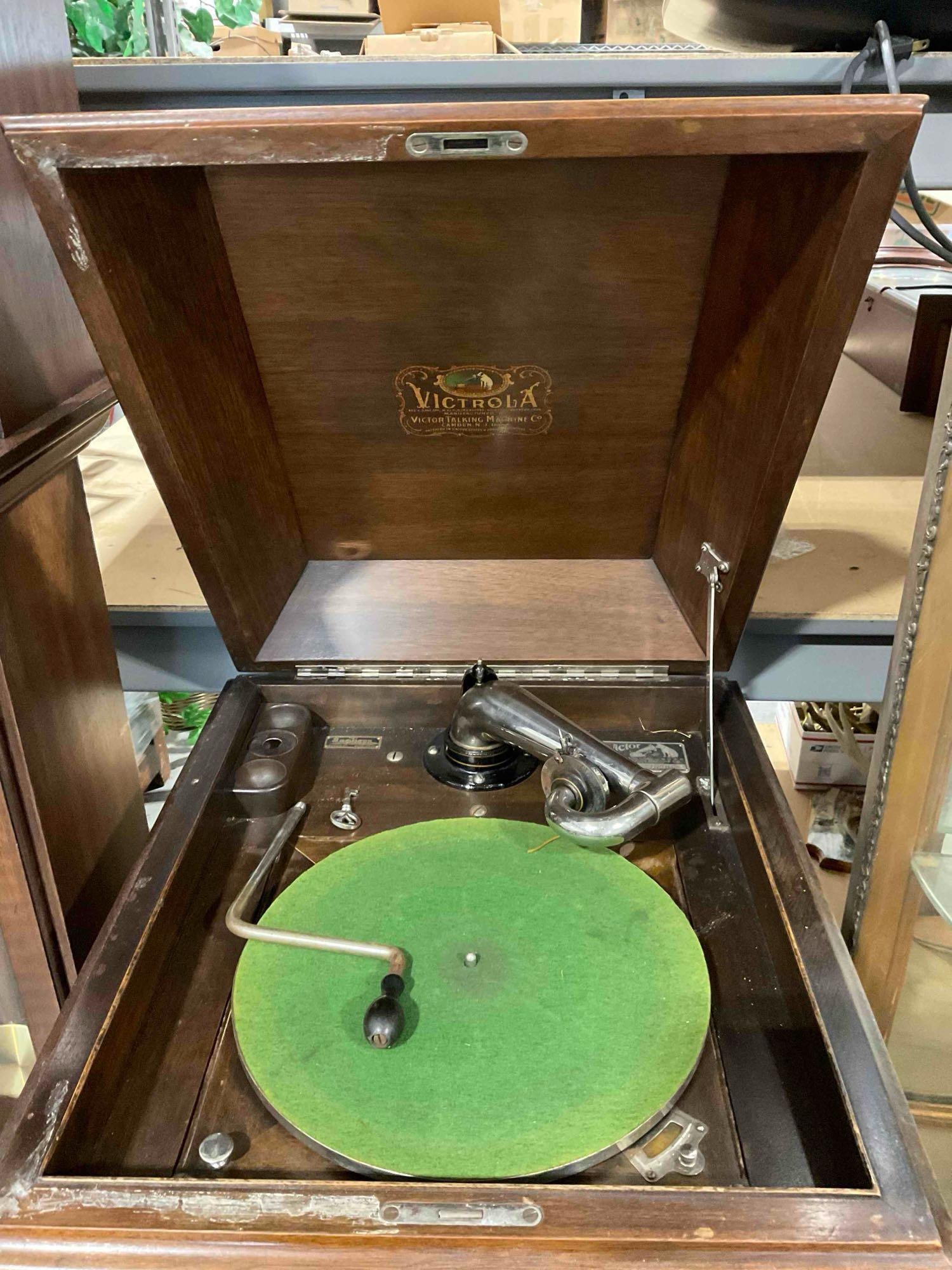 Antique Victrola Talking Machine Model VV-XI w/ Crank & Key. Good Condition. See pics. - 4