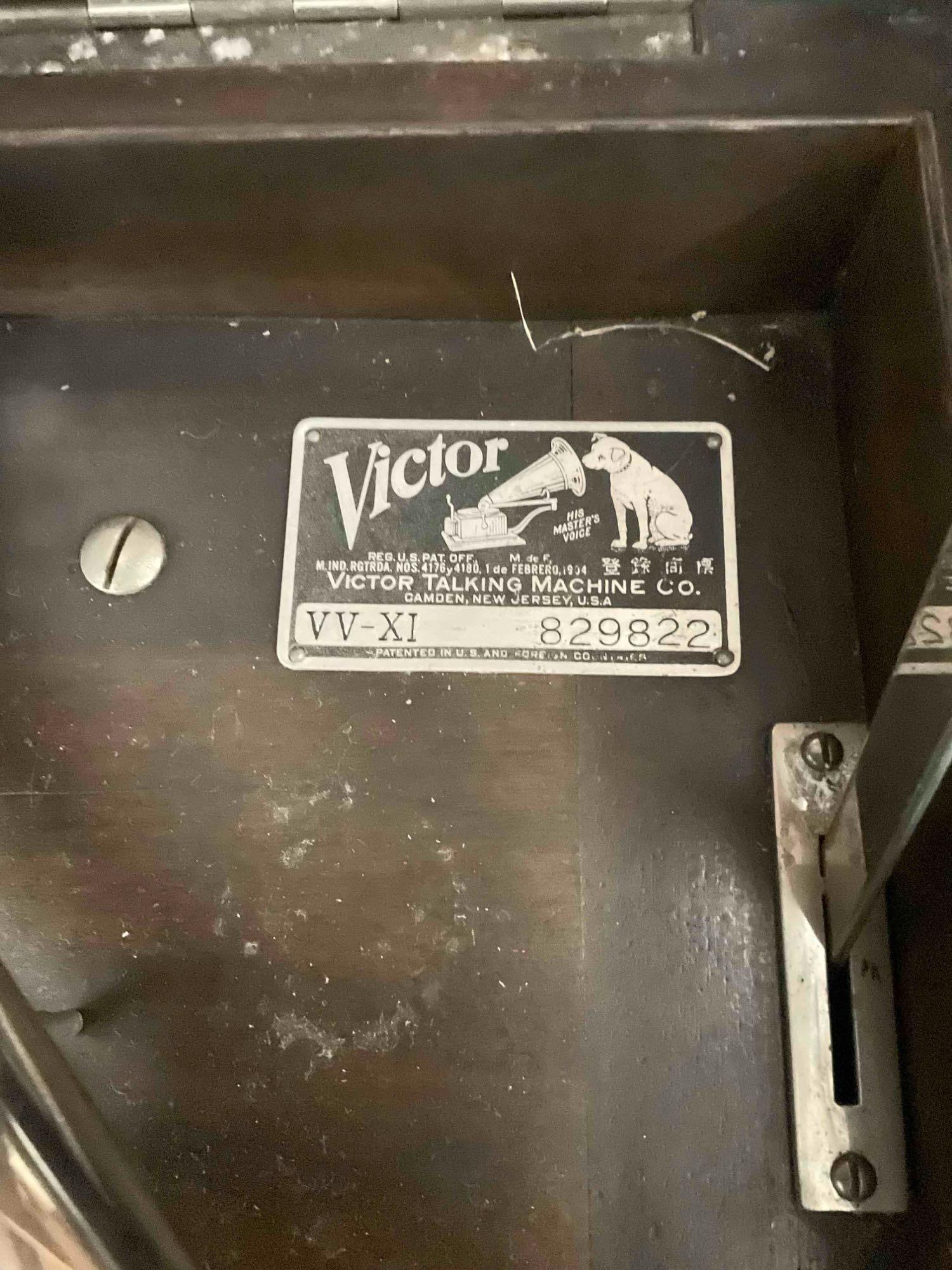 Antique Victrola Talking Machine Model VV-XI w/ Crank & Key. Good Condition. See pics. - 5