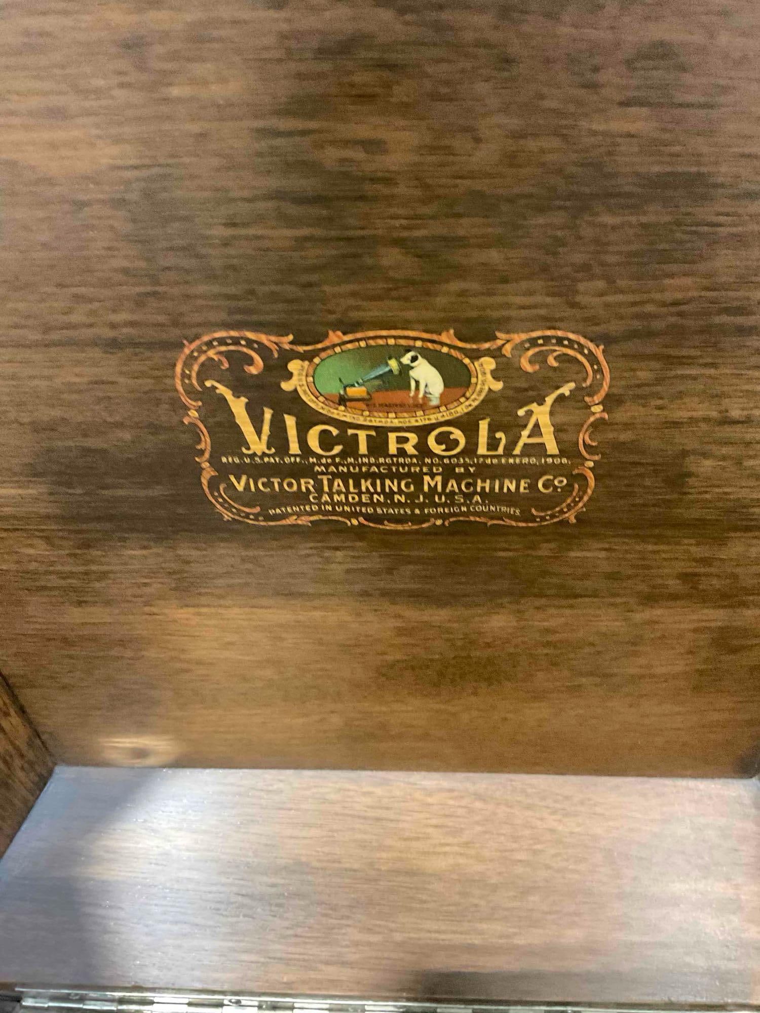 Antique Victrola Talking Machine Model VV-XI w/ Crank & Key. Good Condition. See pics. - 6
