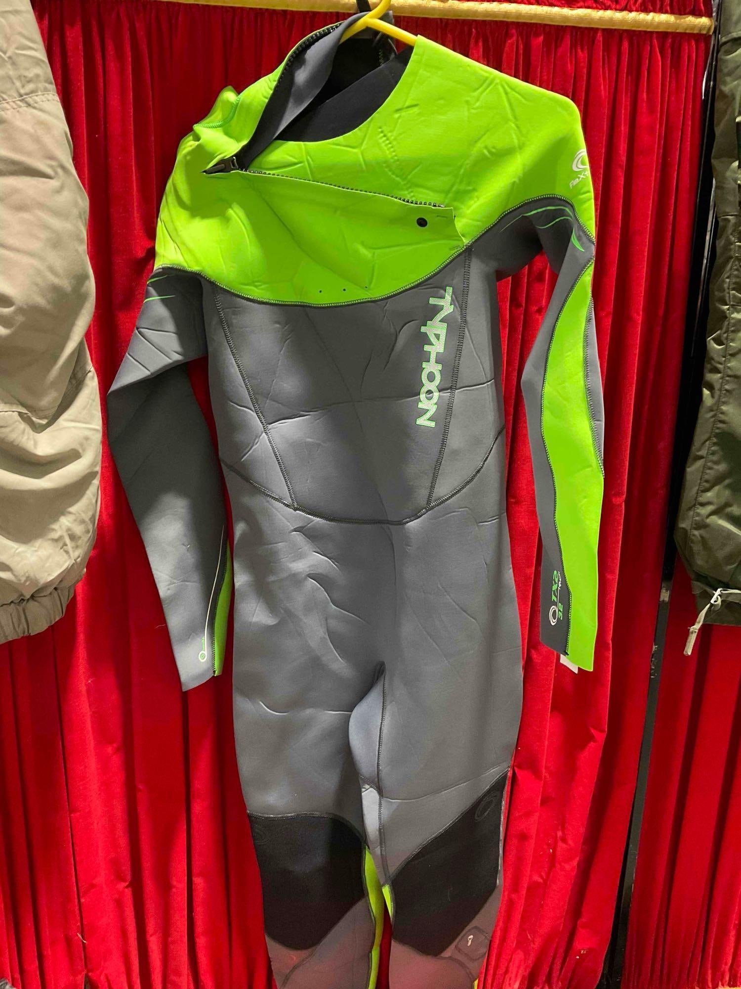7 pcs Outdoor Gear, incl. Typhoon Wet Suit, CamelBak Water Pack & Much More! See pics. - 2