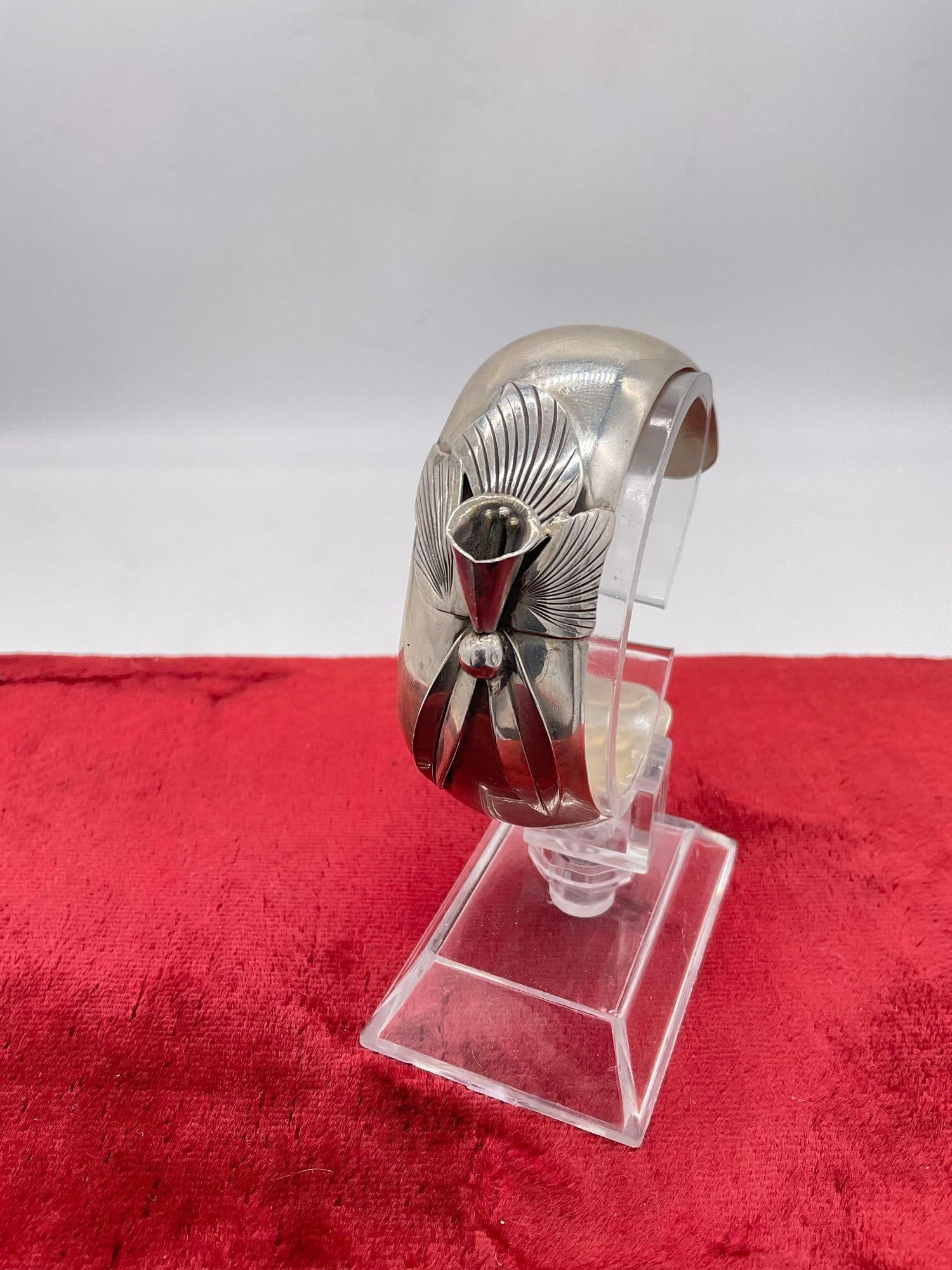 Vintage Carol Felley Southwest Designed Sterling silver Orchid Bangle Cuff Bracelt Signed CF 87: 36.61 Grams CF is the hallmark for well respected Carol Felley, and is an American jewelry designer recognized for her Southwestern-inspired sterling silver pieces that frequently incorpor
