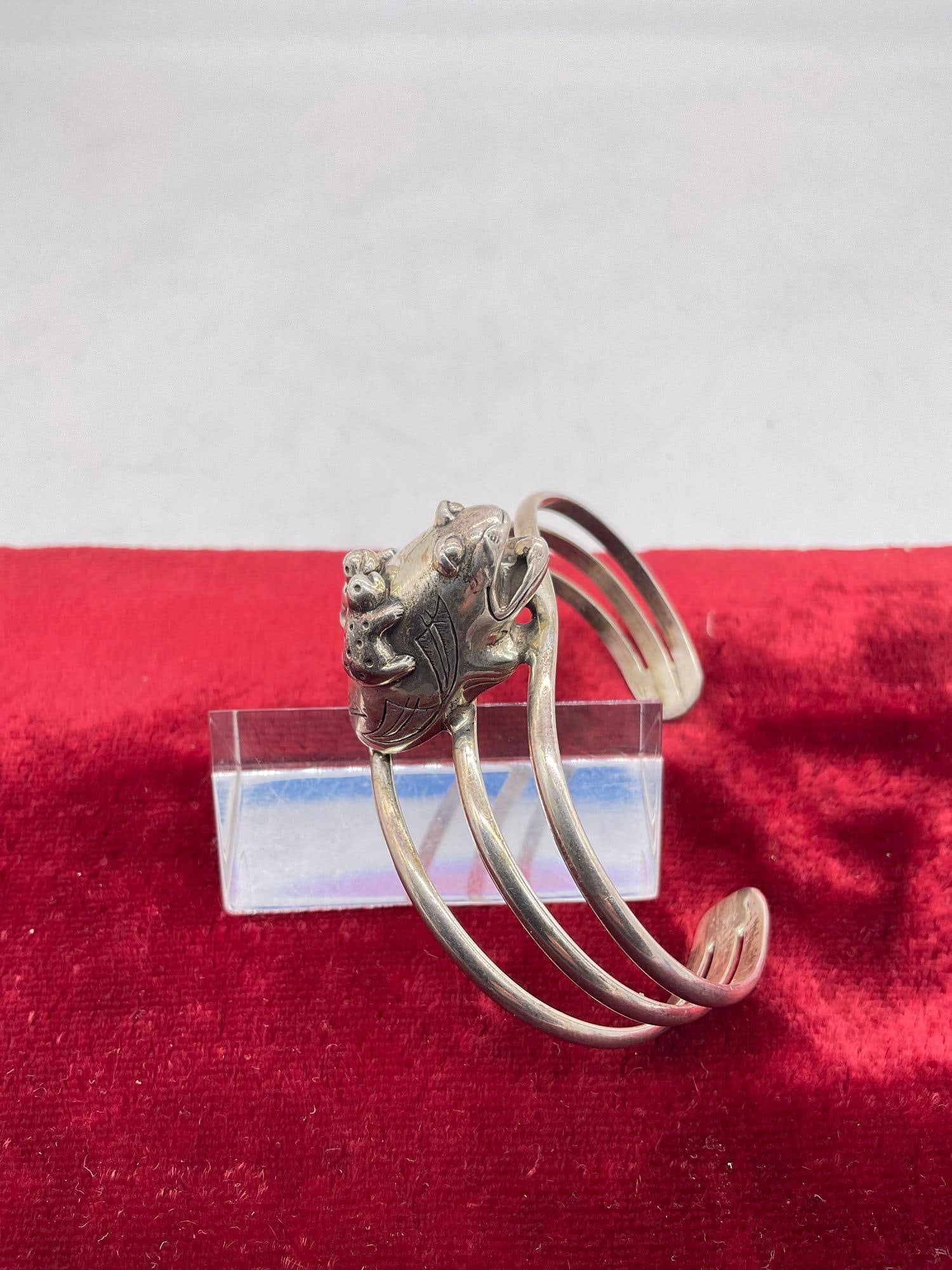 Signed CF 90 sterling Silver Sw Native American style Cuff Bracelet featuring a frog w/ babies (1 of 5)