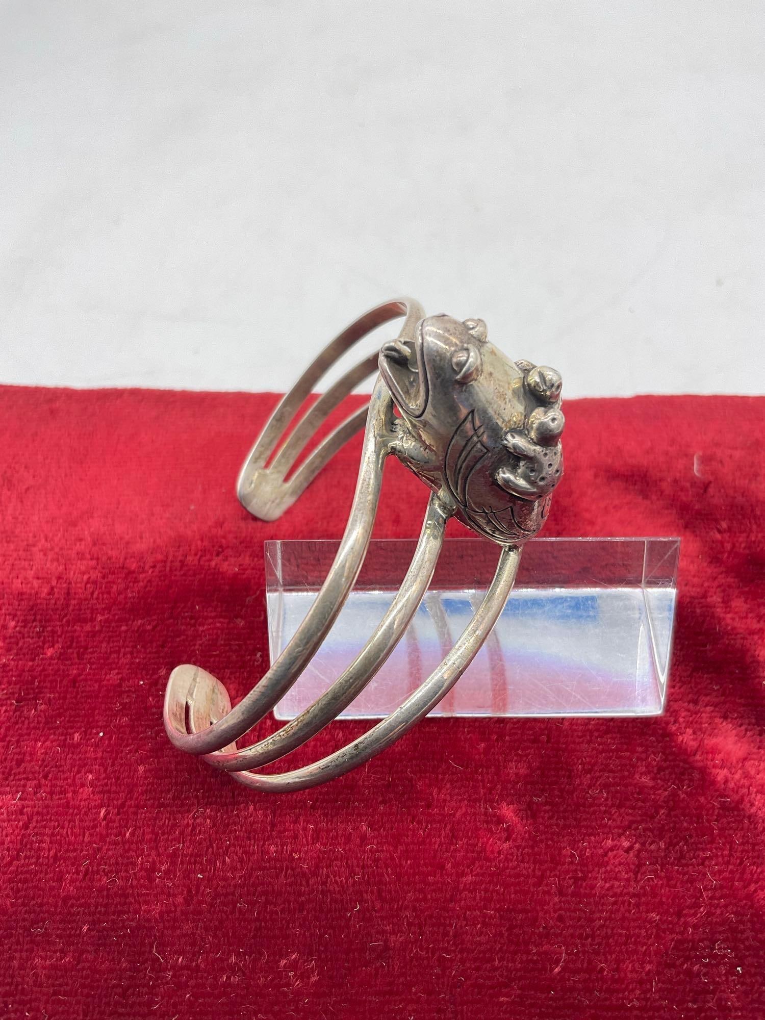 Signed CF 90 sterling Silver Sw Native American style Cuff Bracelet featuring a frog w/ babies - 2