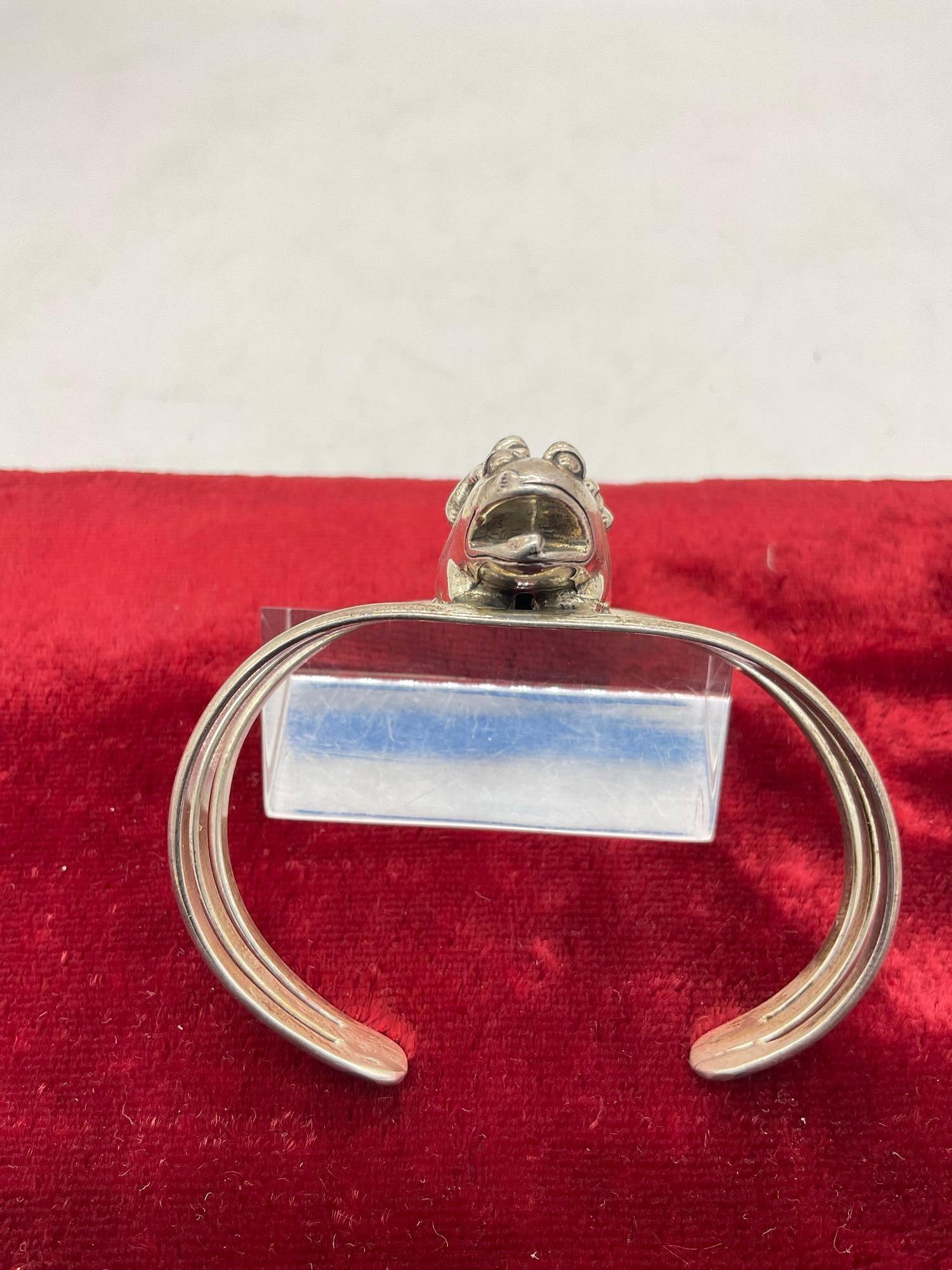 Signed CF 90 sterling Silver Sw Native American style Cuff Bracelet featuring a frog w/ babies - 3