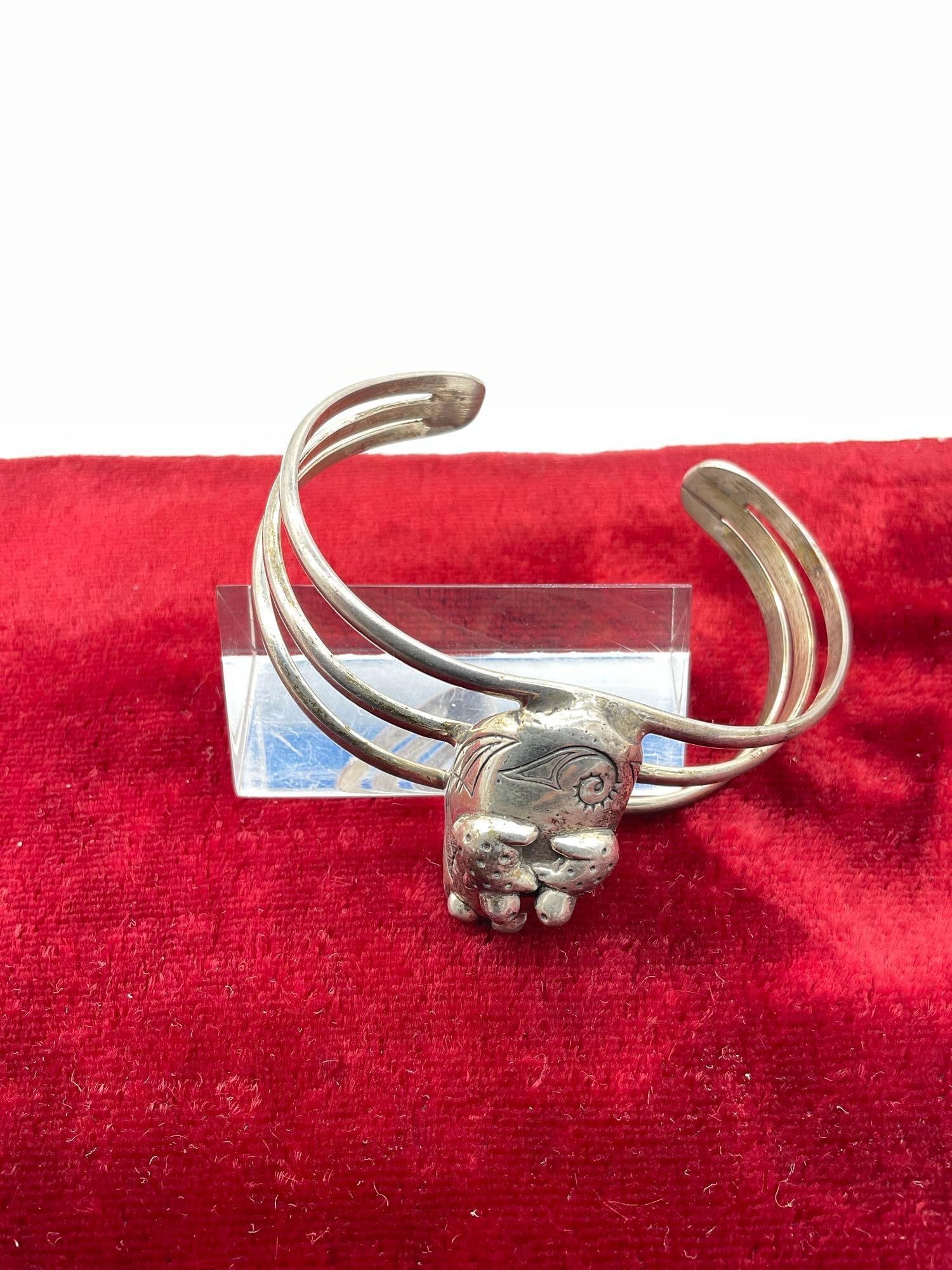Signed CF 90 sterling Silver Sw Native American style Cuff Bracelet featuring a frog w/ babies - 4