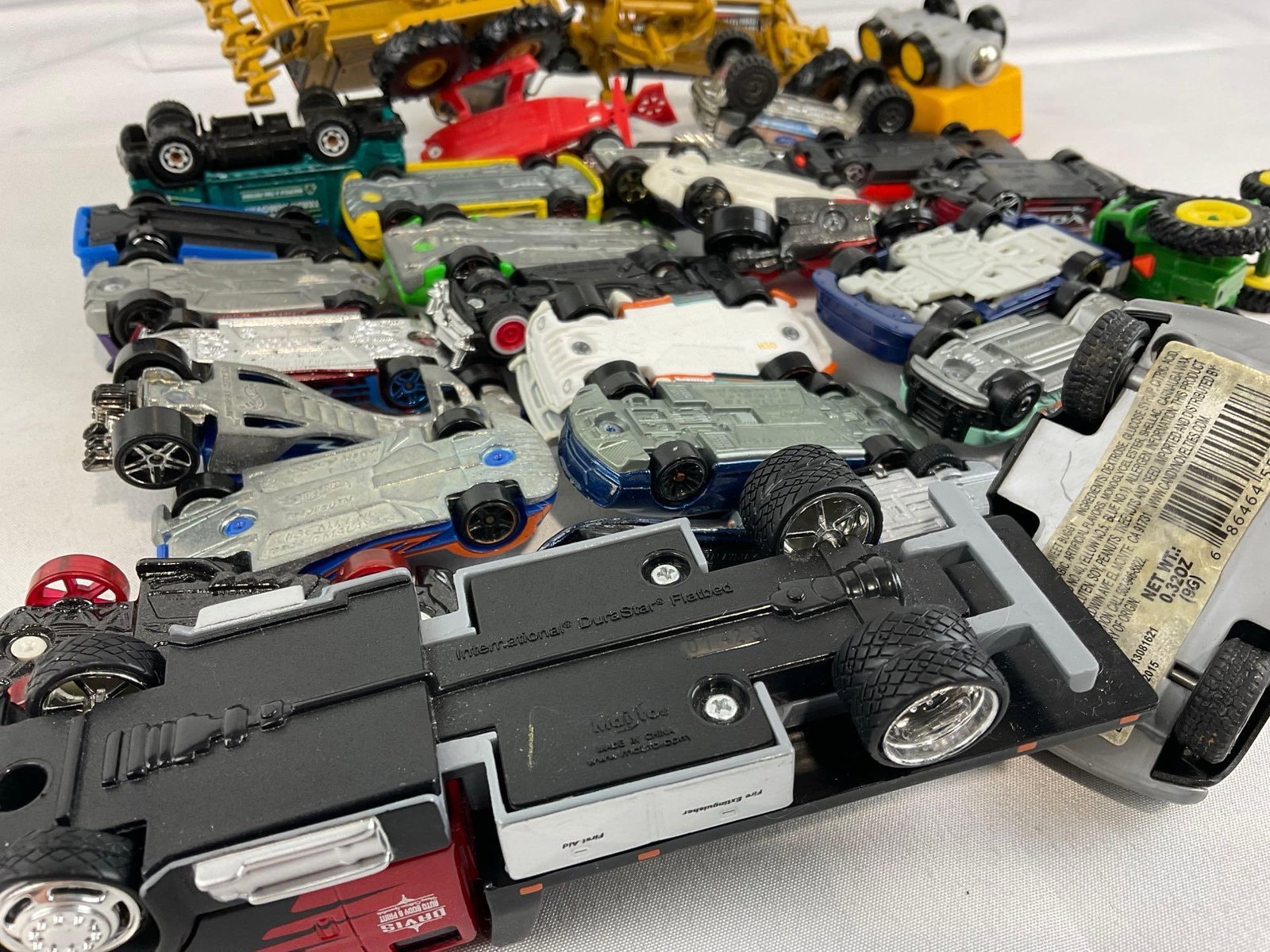 Collection of approx 60 Hot Wheels & Matchbox Cars, variety of pieces - 8