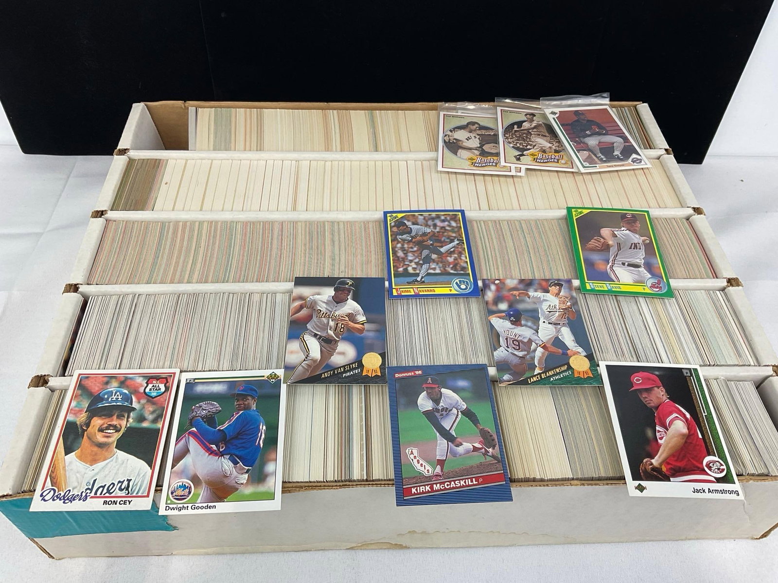 Box of Vintage 5k Sports Cards, Basketball & Baseball, Upper Deck 90, Donruss 86, 90s Score & more - 2