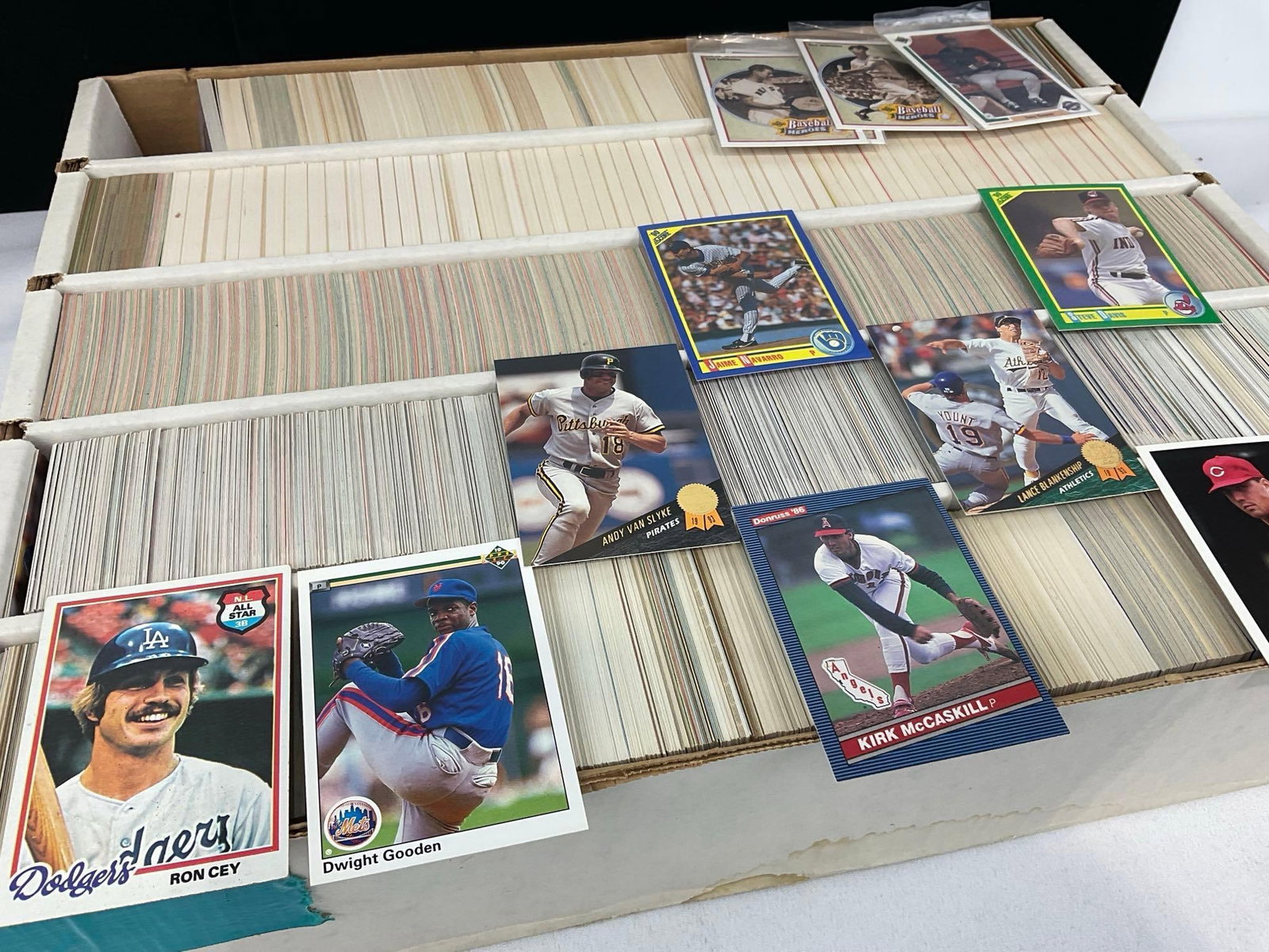 Box of Vintage 5k Sports Cards, Basketball & Baseball, Upper Deck 90, Donruss 86, 90s Score & more - 3