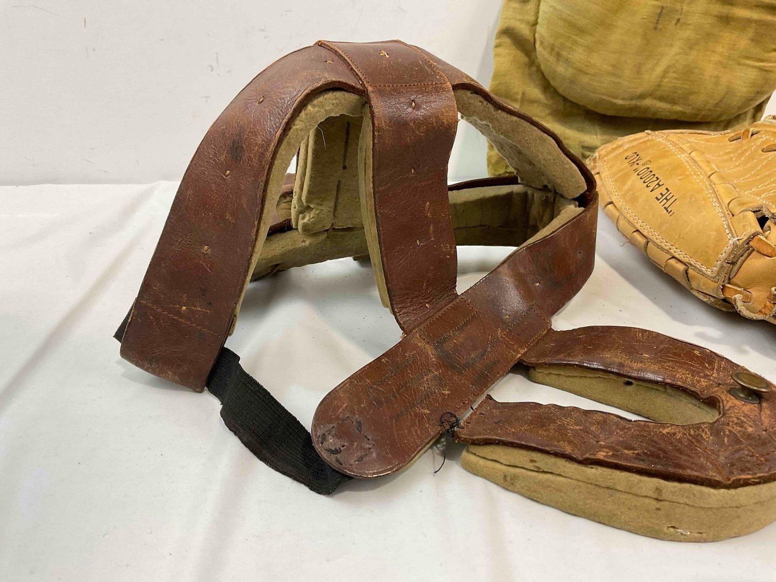 5 pcs Vintage Sports Gear., incl. 2x Leather Baseball Gloves from Wilson & Rawlings. See pics. - 10