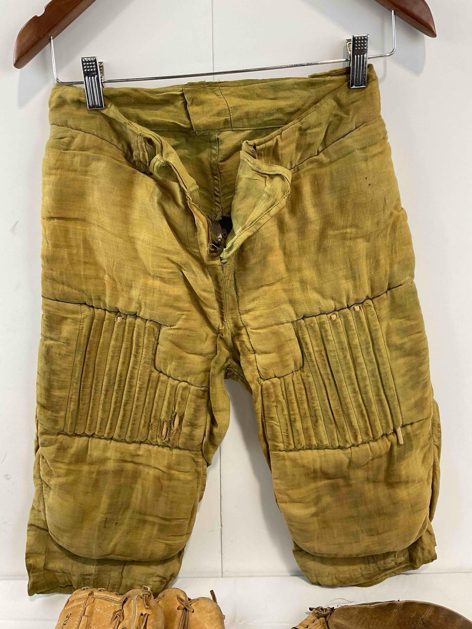 5 pcs Vintage Sports Gear., incl. 2x Leather Baseball Gloves from Wilson & Rawlings. See pics. - 11