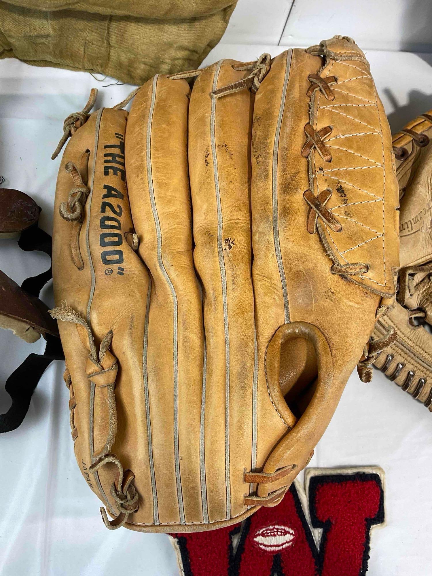 5 pcs Vintage Sports Gear., incl. 2x Leather Baseball Gloves from Wilson & Rawlings. See pics. - 4