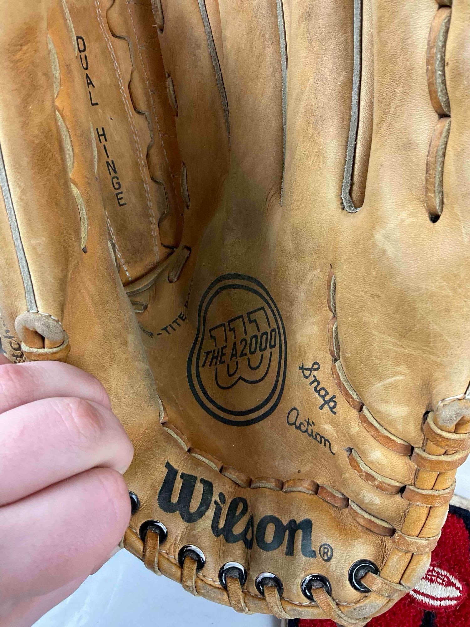 5 pcs Vintage Sports Gear., incl. 2x Leather Baseball Gloves from Wilson & Rawlings. See pics. - 6