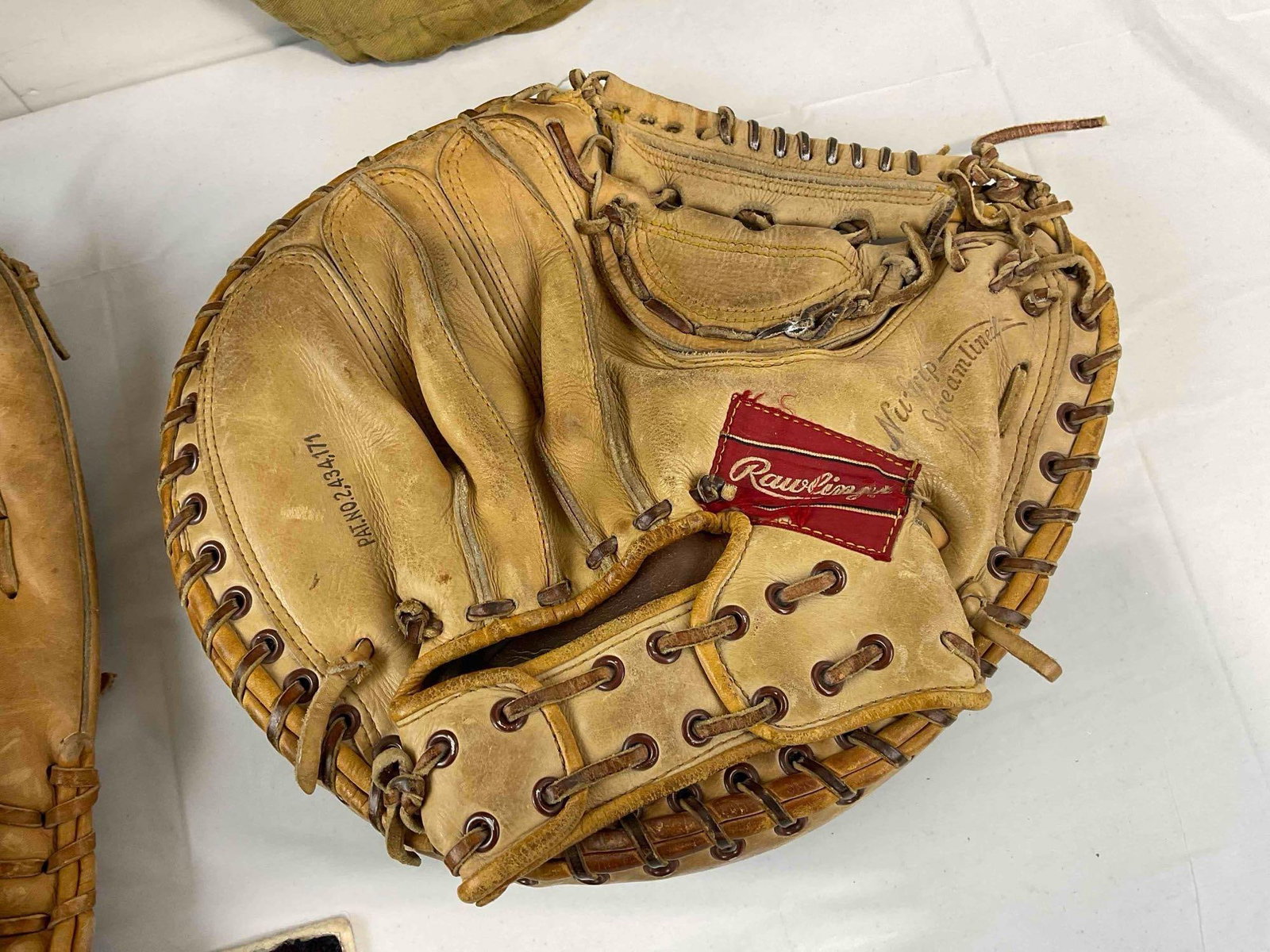 5 pcs Vintage Sports Gear., incl. 2x Leather Baseball Gloves from Wilson & Rawlings. See pics. - 7