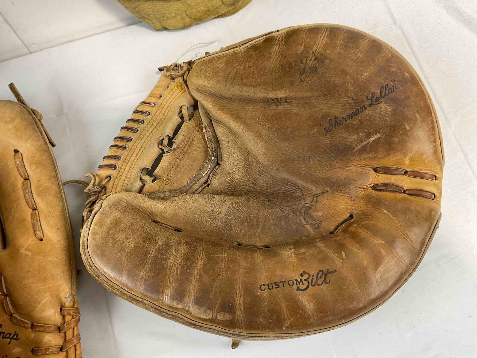 5 pcs Vintage Sports Gear., incl. 2x Leather Baseball Gloves from Wilson & Rawlings. See pics. - 8