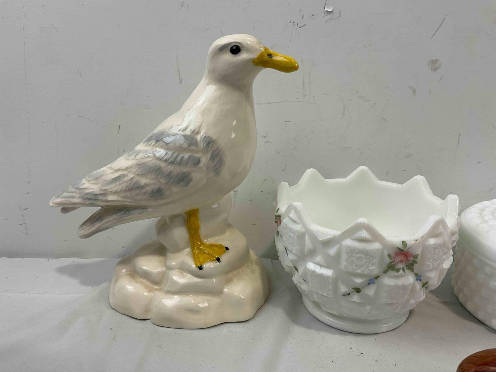 6 pcs Vintage Collectibles, incl. 2 x Milk Glass Dishes, 1x Imperial & 1x Westmoreland. See pics. - 4