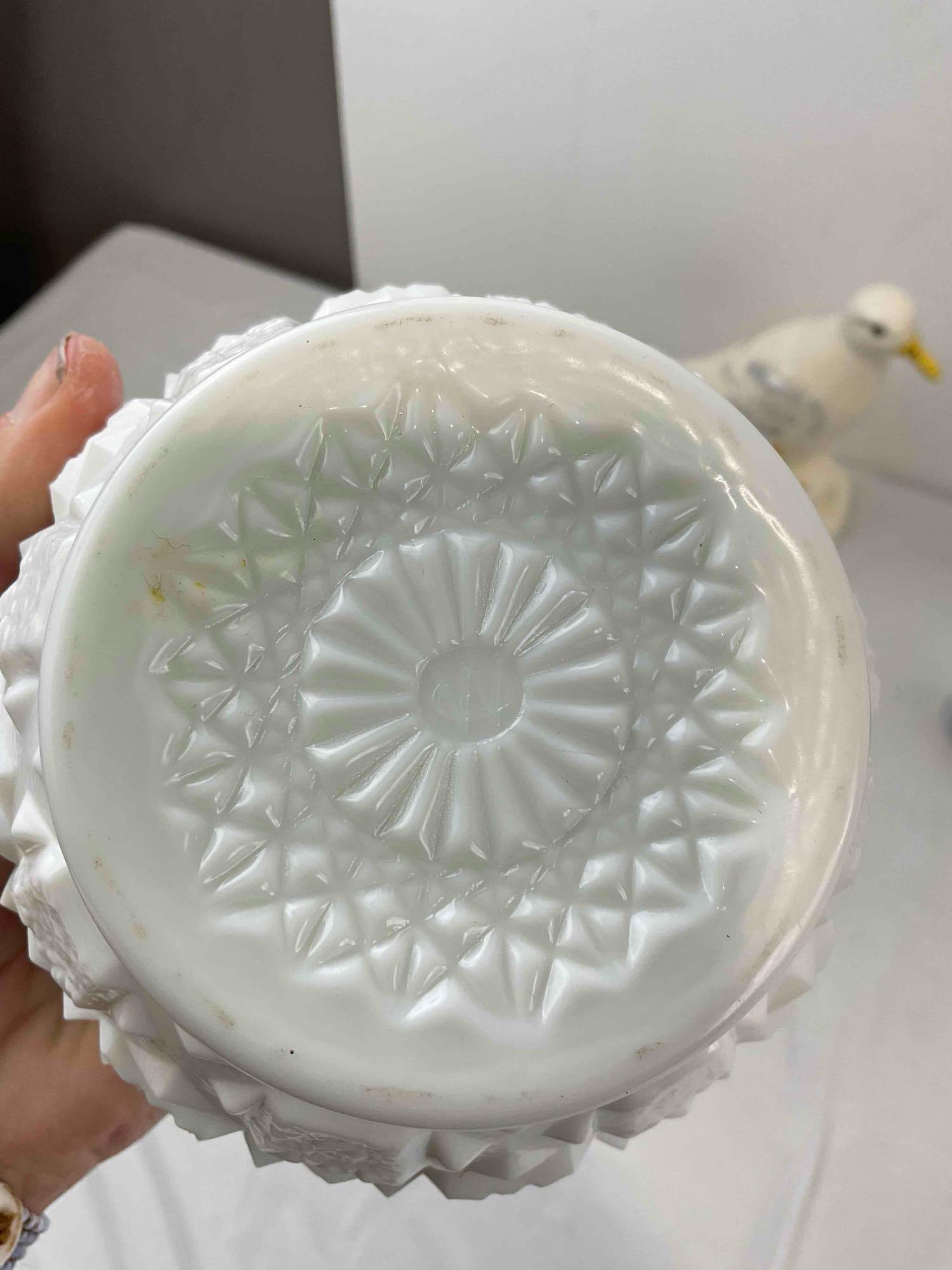 6 pcs Vintage Collectibles, incl. 2 x Milk Glass Dishes, 1x Imperial & 1x Westmoreland. See pics. - 7