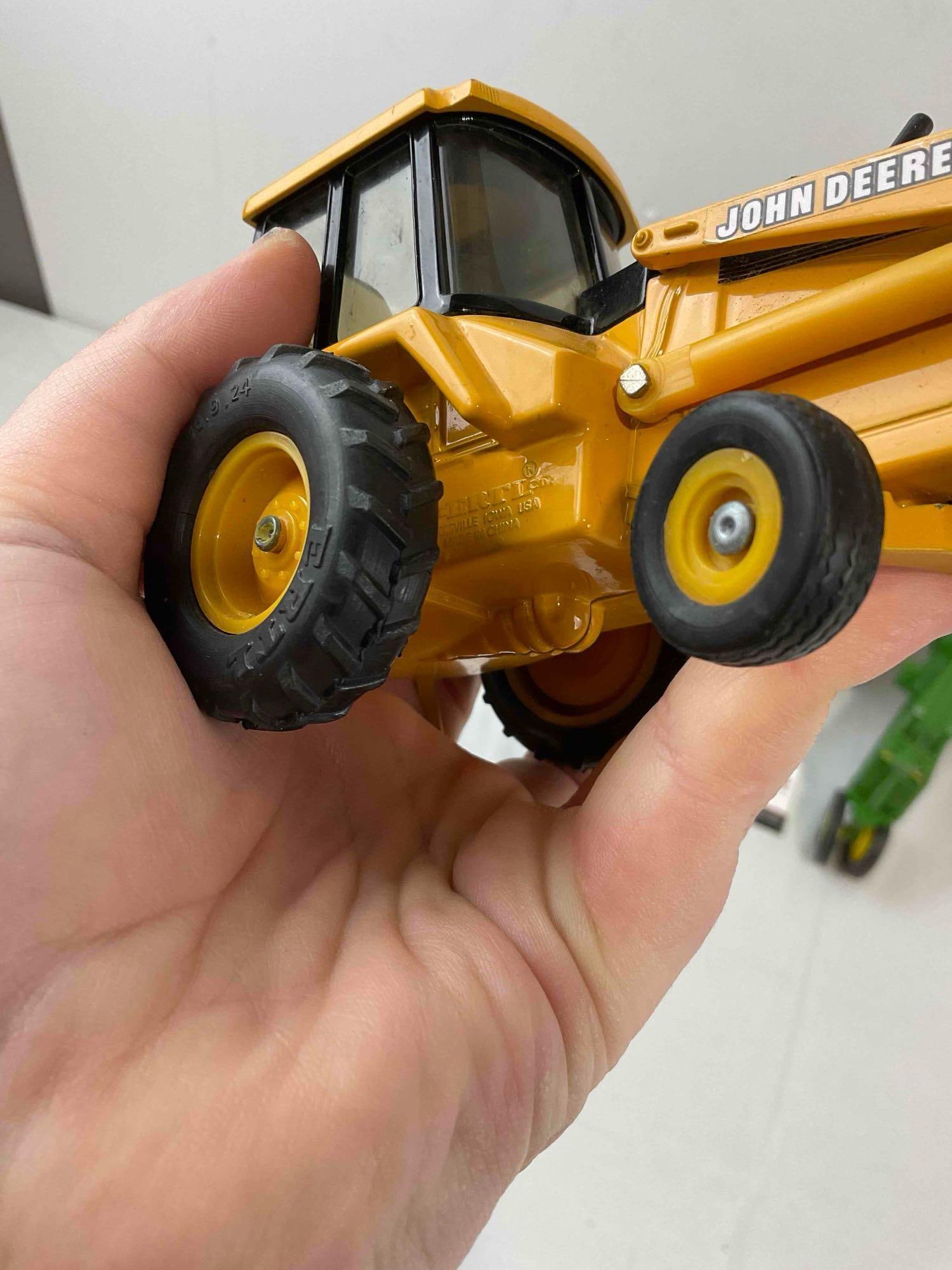4 pcs Vintage Collectibles, incl. Robinson Ransbottom Ceramic Crock & 3x ERTL Diecast Models. - 4