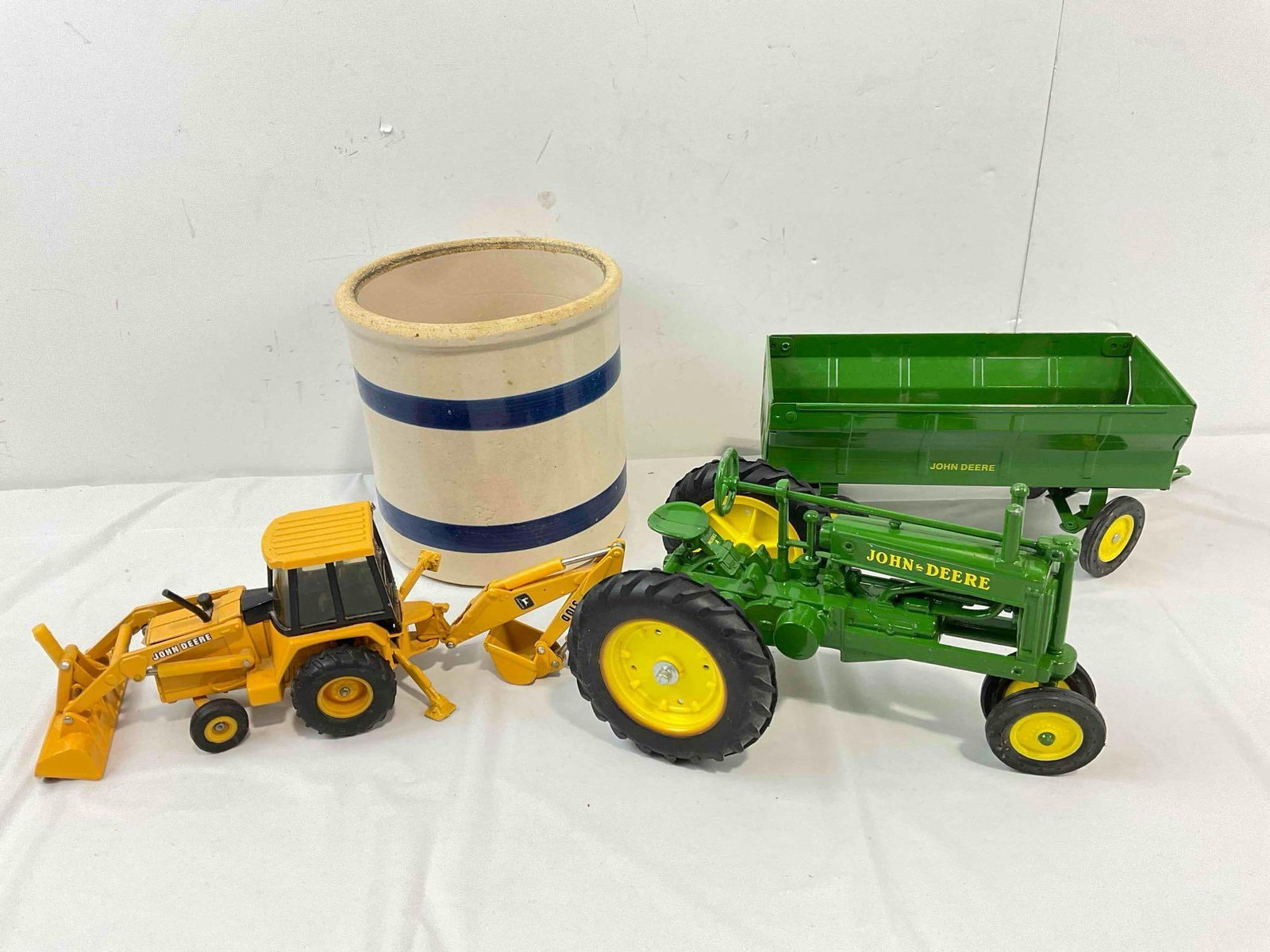 4 pcs Vintage Collectibles, incl. Robinson Ransbottom Ceramic Crock & 3x ERTL Diecast Models. - 8