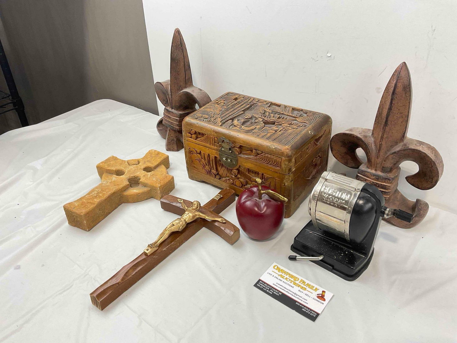 7 pcs Decorative Assortment, incl. 2x Wall Crosses, Pair of Cast Iron Fleur de Lis Book Ends. - 2
