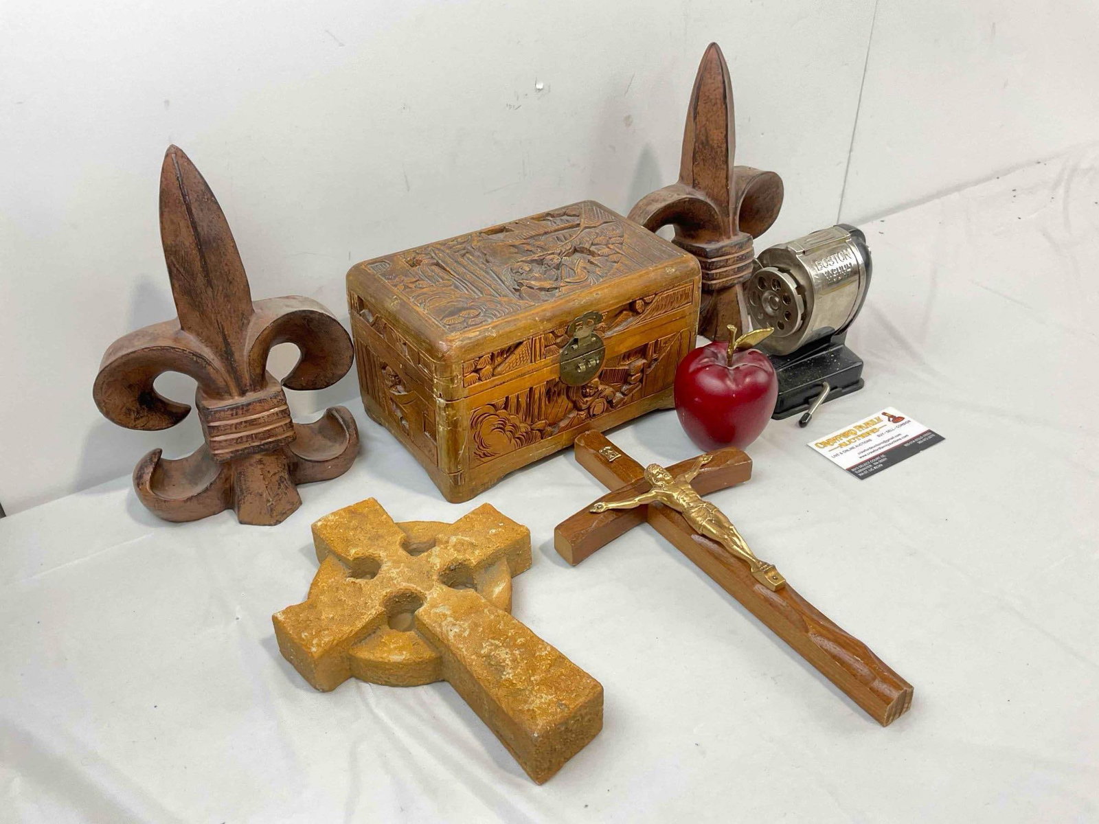 7 pcs Decorative Assortment, incl. 2x Wall Crosses, Pair of Cast Iron Fleur de Lis Book Ends. - 3