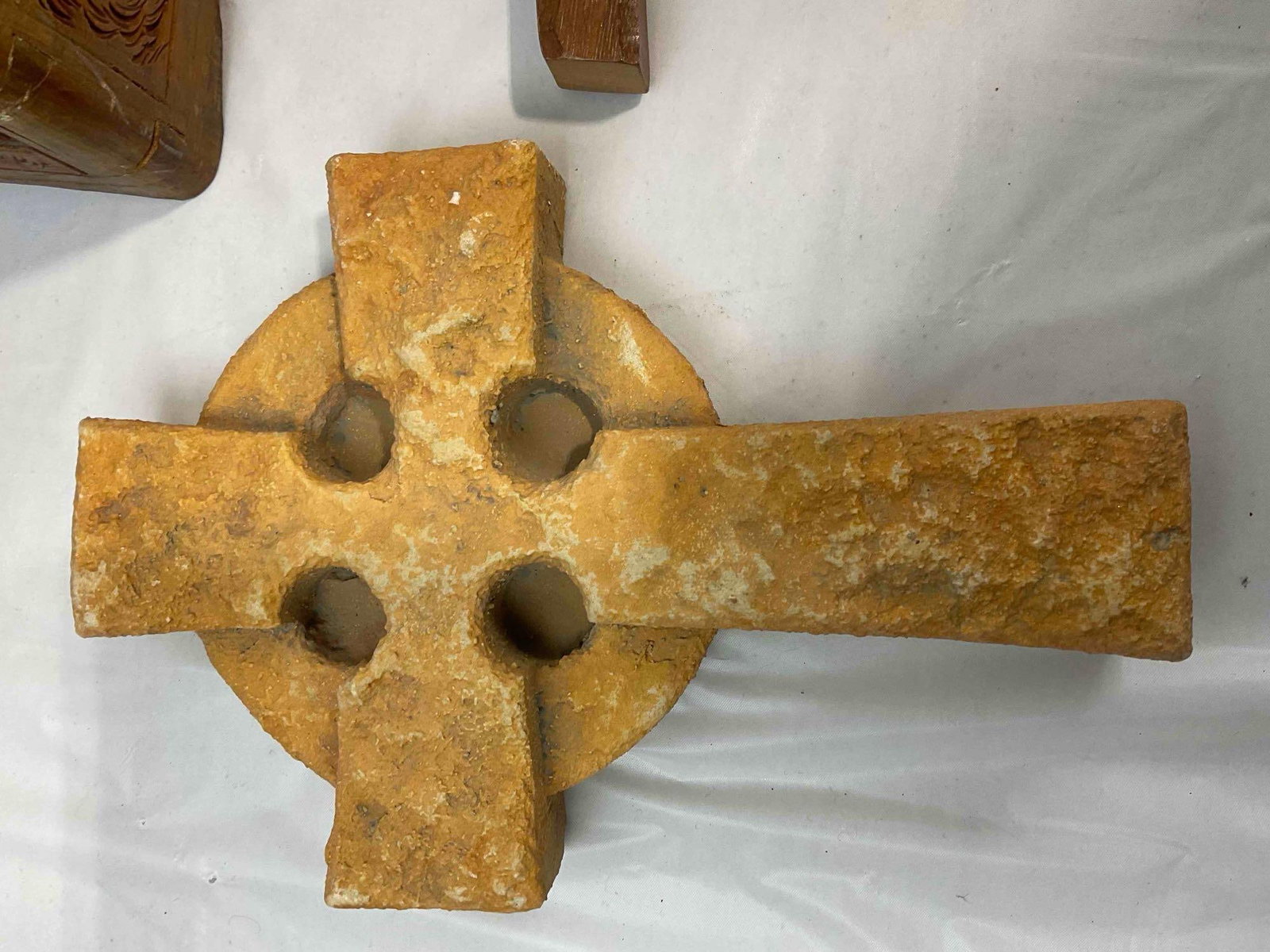 7 pcs Decorative Assortment, incl. 2x Wall Crosses, Pair of Cast Iron Fleur de Lis Book Ends. - 5
