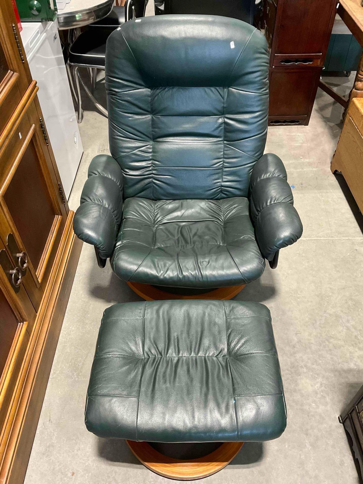 Modern EKORNES Stressless Style Recliner Chair & Ottoman w/ Hunter Green Upholstery.: Modern EKORNES Stressless Style Recliner Chair & Ottoman w/ Hunter Green Upholstery. Not an EKORNES, just a similar style. Fabric does not feel like leather, looks to be synthetic. Minor wear
