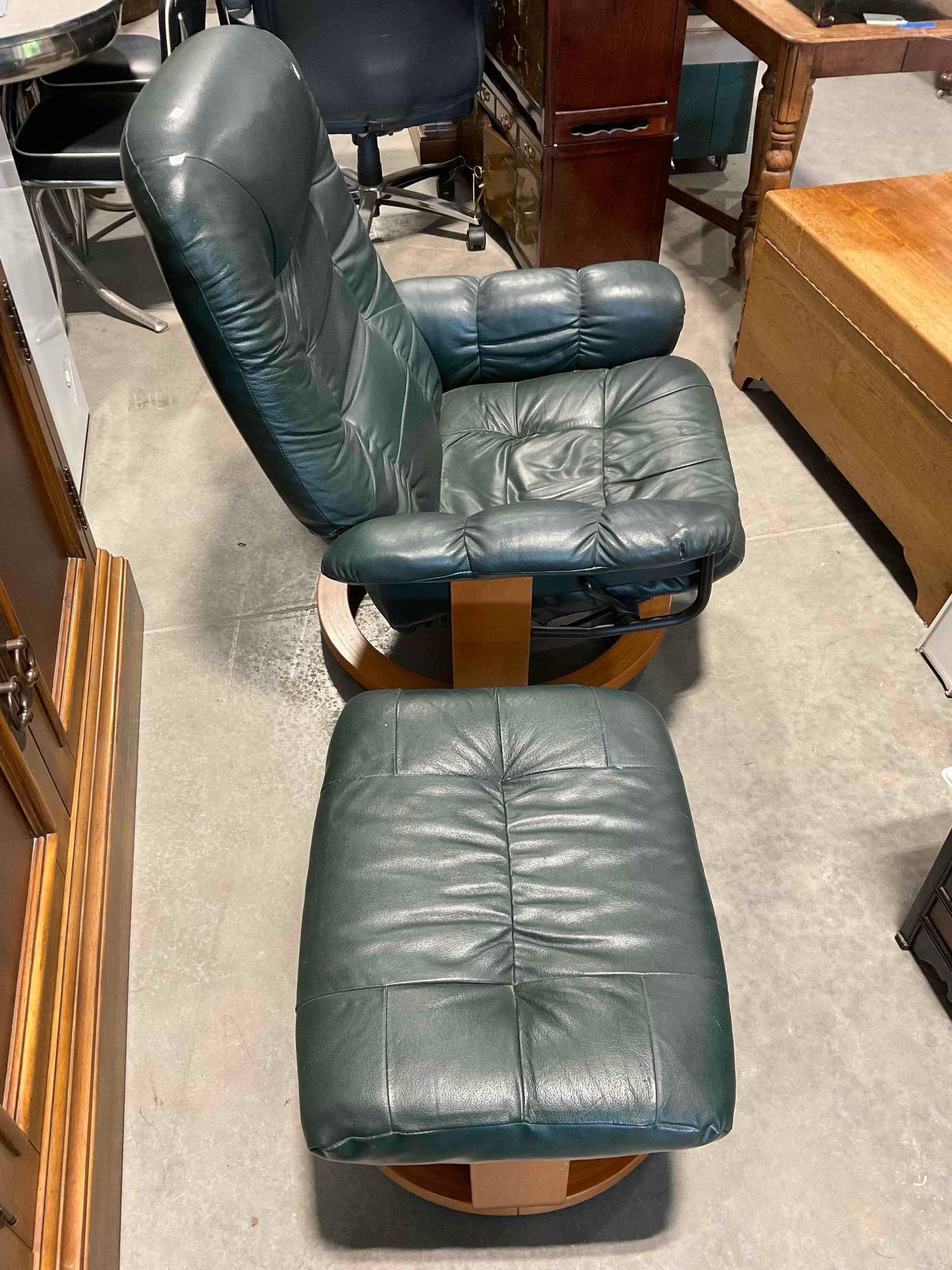 Modern EKORNES Stressless Style Recliner Chair & Ottoman w/ Hunter Green Upholstery. - 2