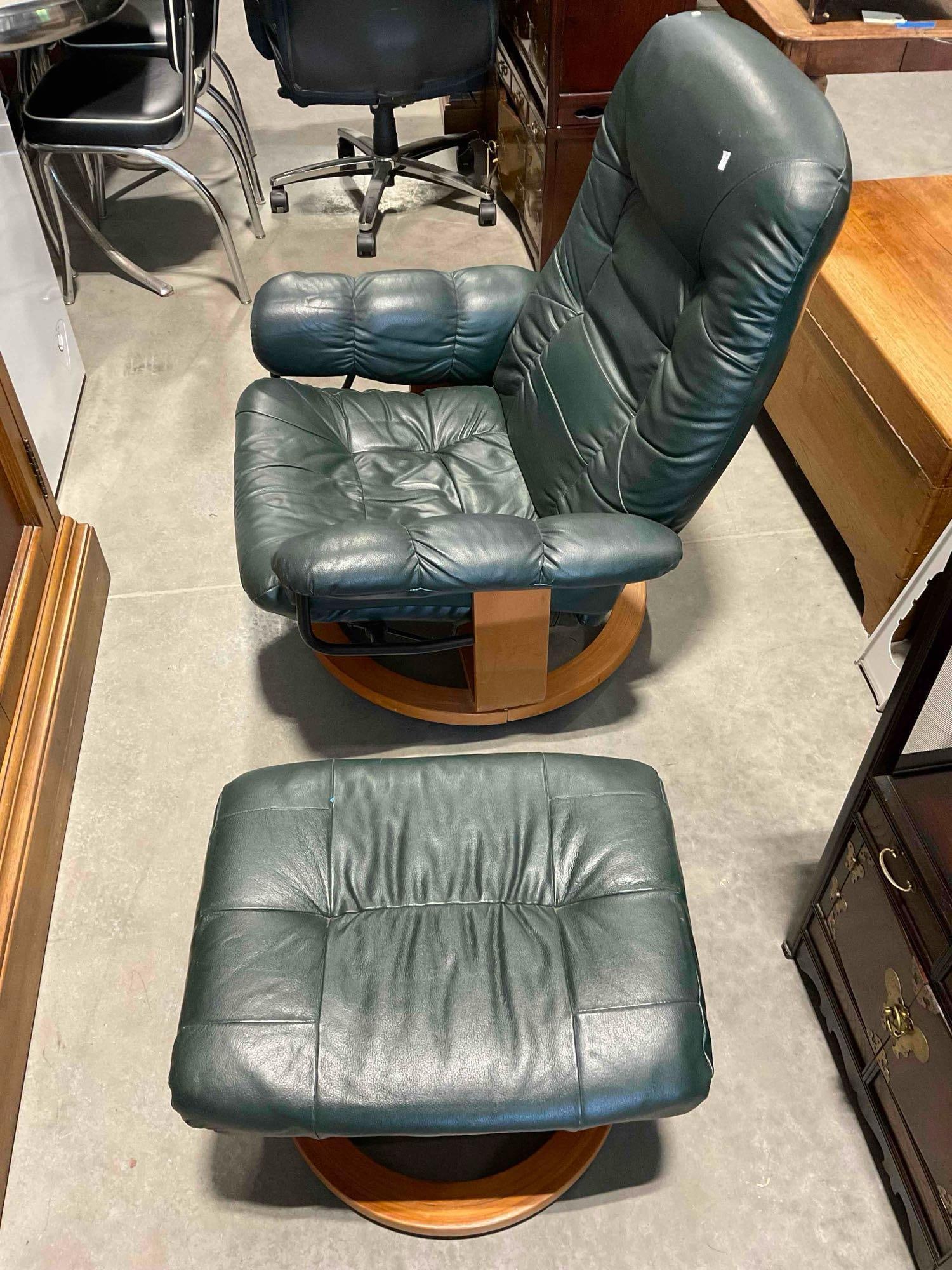 Modern EKORNES Stressless Style Recliner Chair & Ottoman w/ Hunter Green Upholstery. - 3