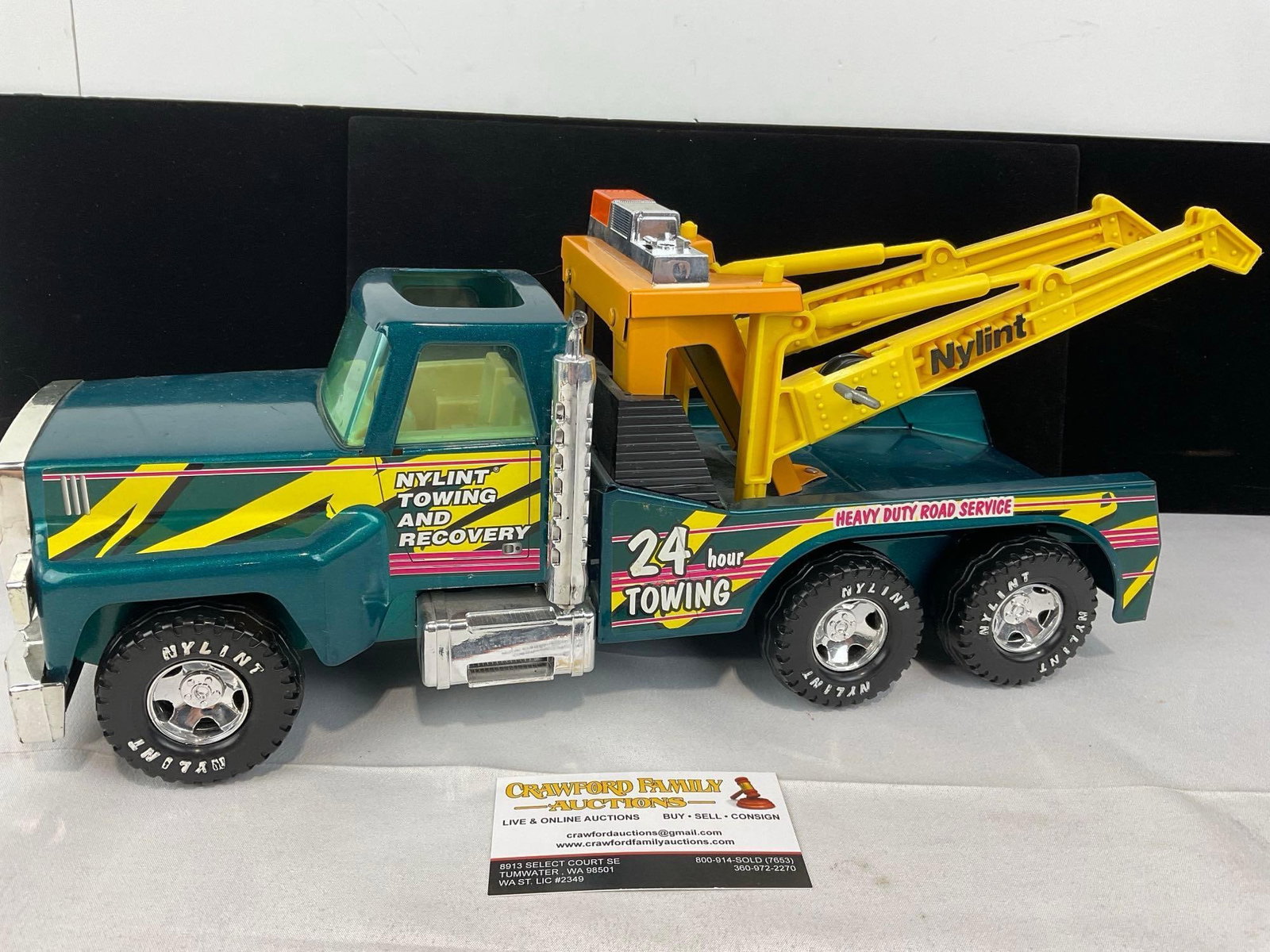 Vintage 1970s-80s Diecast Nylint Towing and Recovery 24 Towing Truck, 8h x 17w x 7d inches: Appears to be in good shape. The piece measures approx 8h x 17w x 7d inches. See pics. E-5520