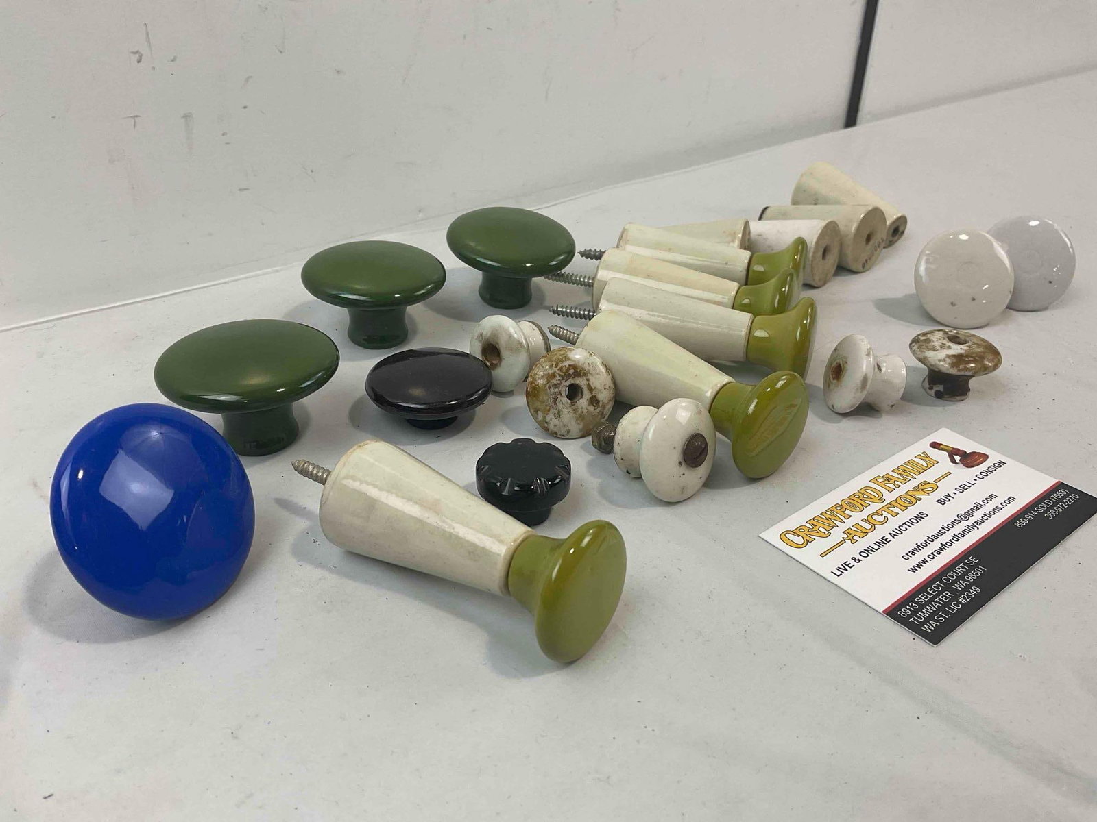 22 pcs Vintage Door Knobs & Pulls, incl. Ceramic & Glass. Very Good Condition. See pics. - 3
