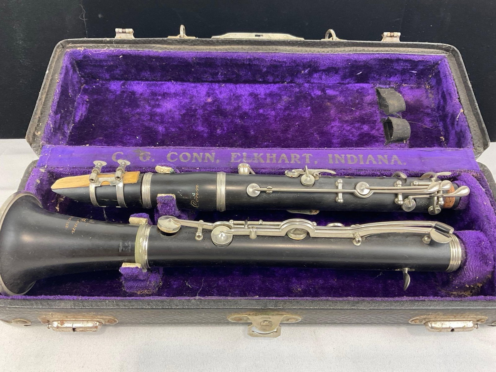 Vintage 30s-40s C.G. Conn Elkhart Indiana Clarinet Boehm system, in purple lined case (1 of 5)