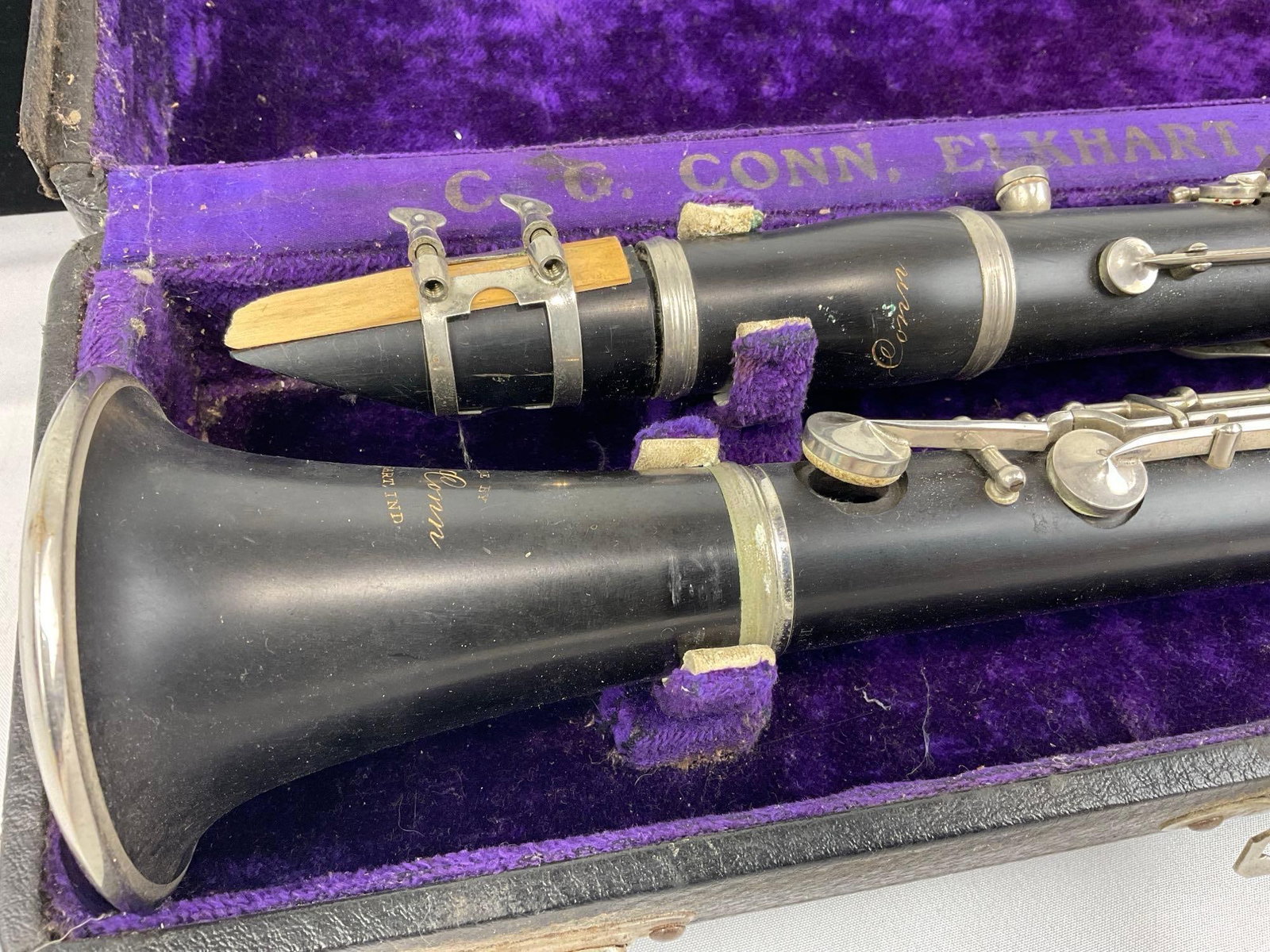 Vintage 30s-40s C.G. Conn Elkhart Indiana Clarinet Boehm system, in purple lined case - 2